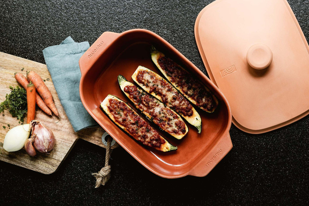 Gefüllte Zucchini mit Ratatouille im myromy Keramikbräter, innen glasiert und mit Deckel nebendran