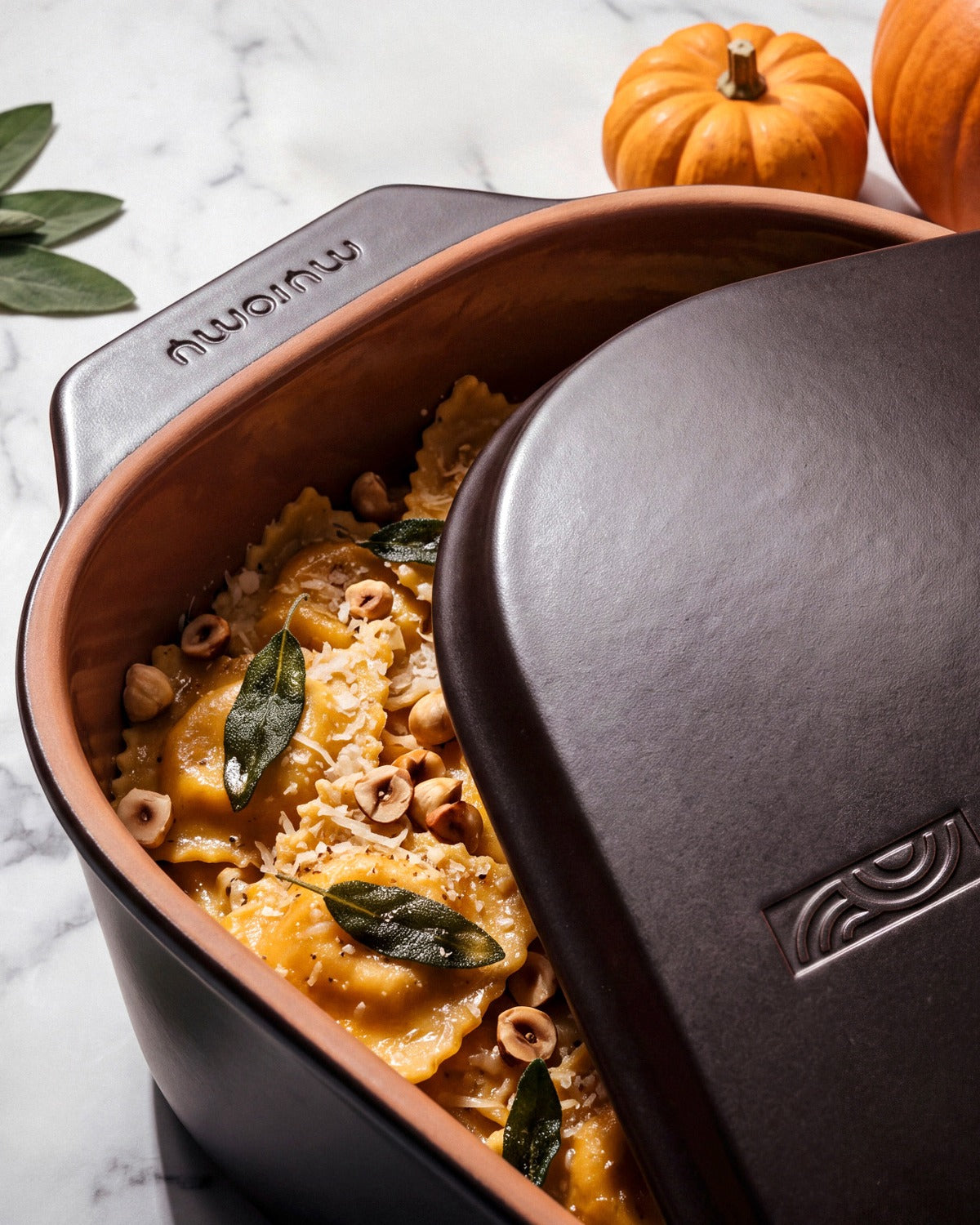 Ofen-Kürbisravioli mit Salbei, Haselnüssen und Parmesan im myromy Multi-Bräter
