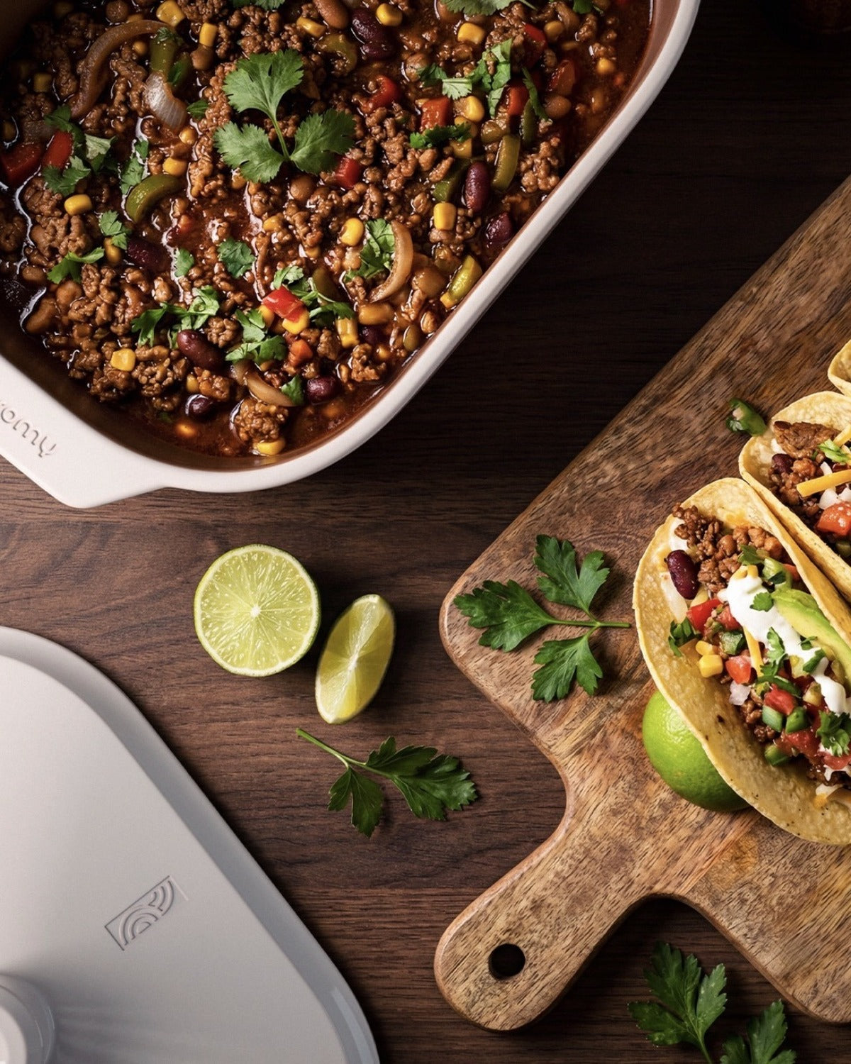 Tex-Mex-Füllung aus dem myromy Multi-Bräter mit Tortillas, Limette und frischem Koriander