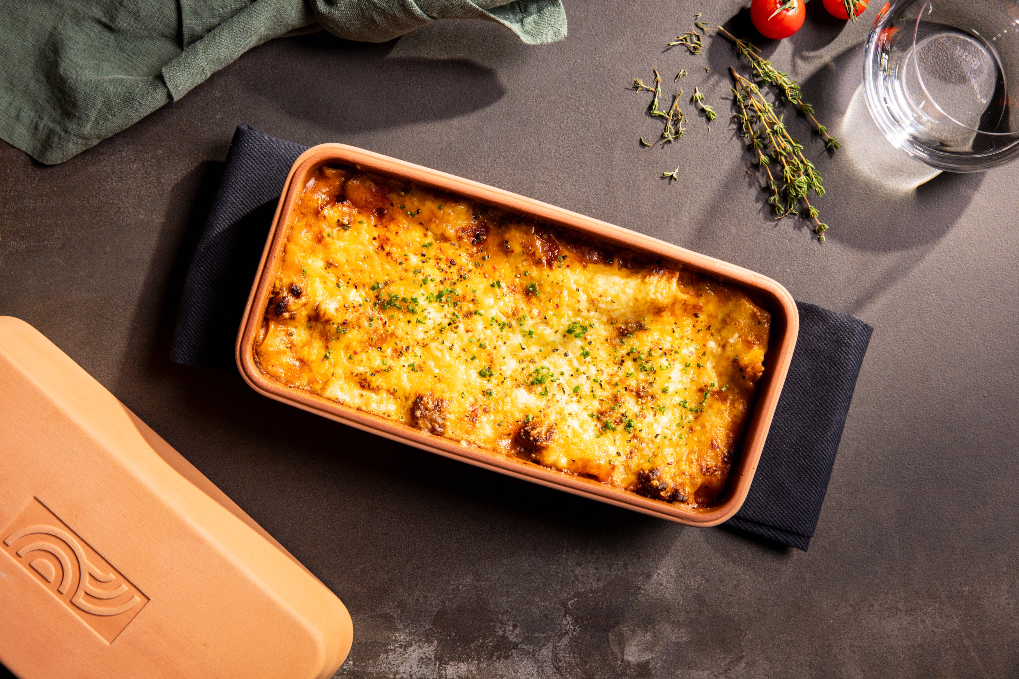 myromy BBQ Brick Backstein Mini Bräter mit frisch gebackener Lasagne – goldbraune Kruste, servierfertig im Einzelportionstopf