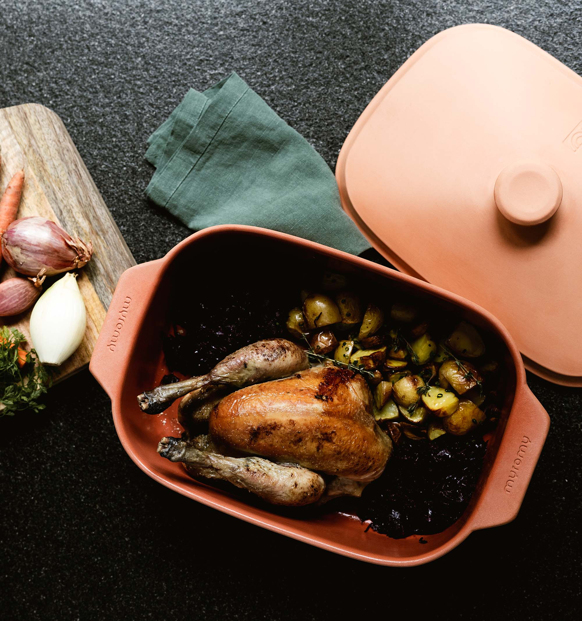 Keramik Bräter von myromy gefüllt mit Geflügel und Gemüse