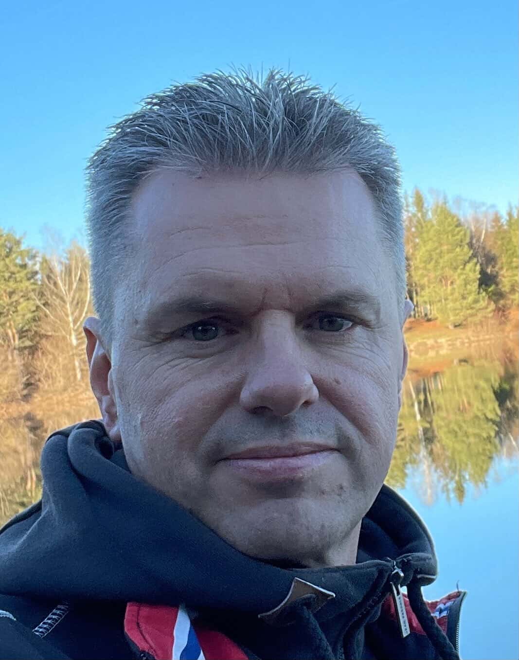 Michael Schmidseder, BBQ-Experte, der vor einem See posiert für myromy