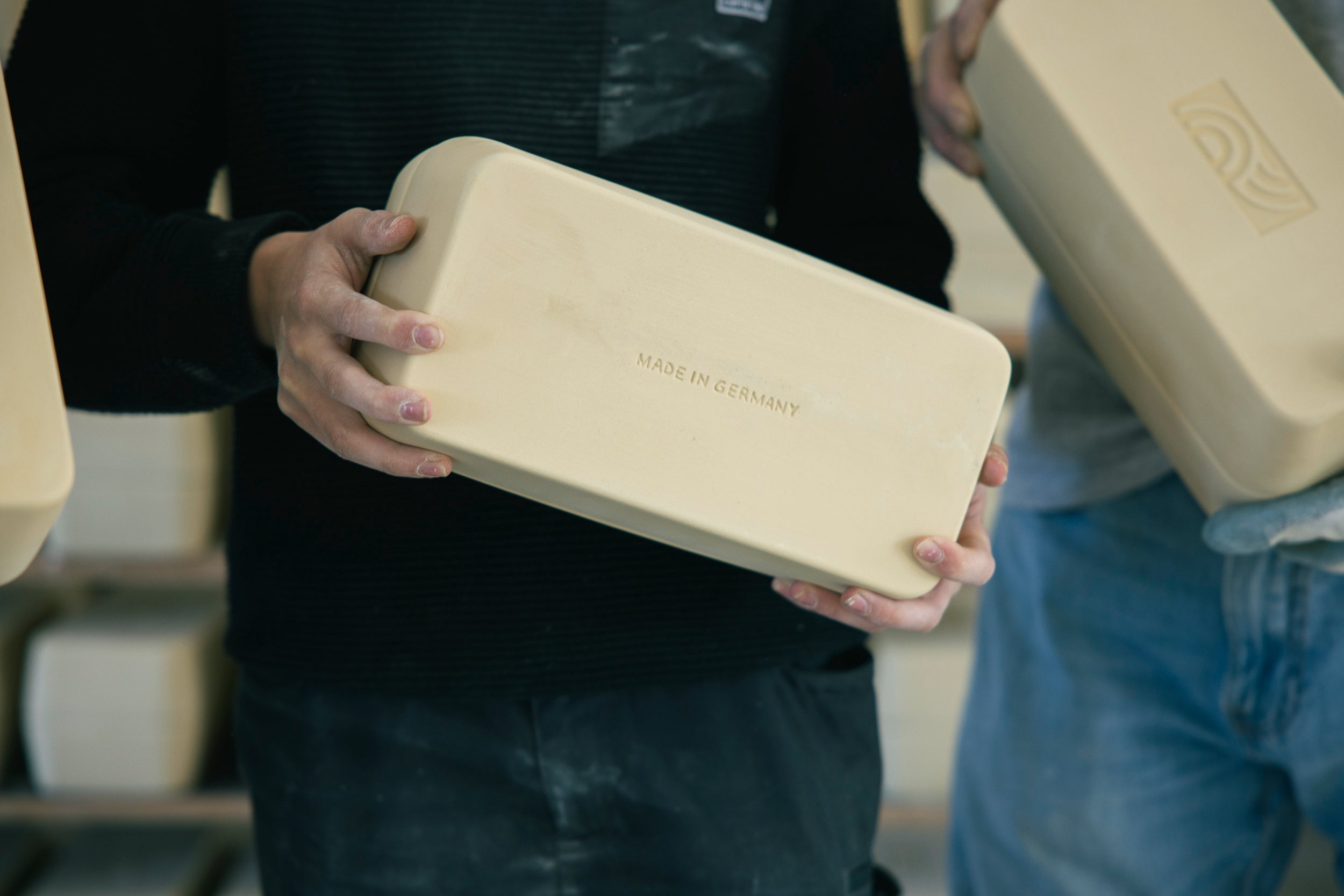 myromy Brick als kleiner Keramikbräter und Keramik-Backstein für Ofen und Grill mit Made-in-Germany-Prägung in der Manufaktur