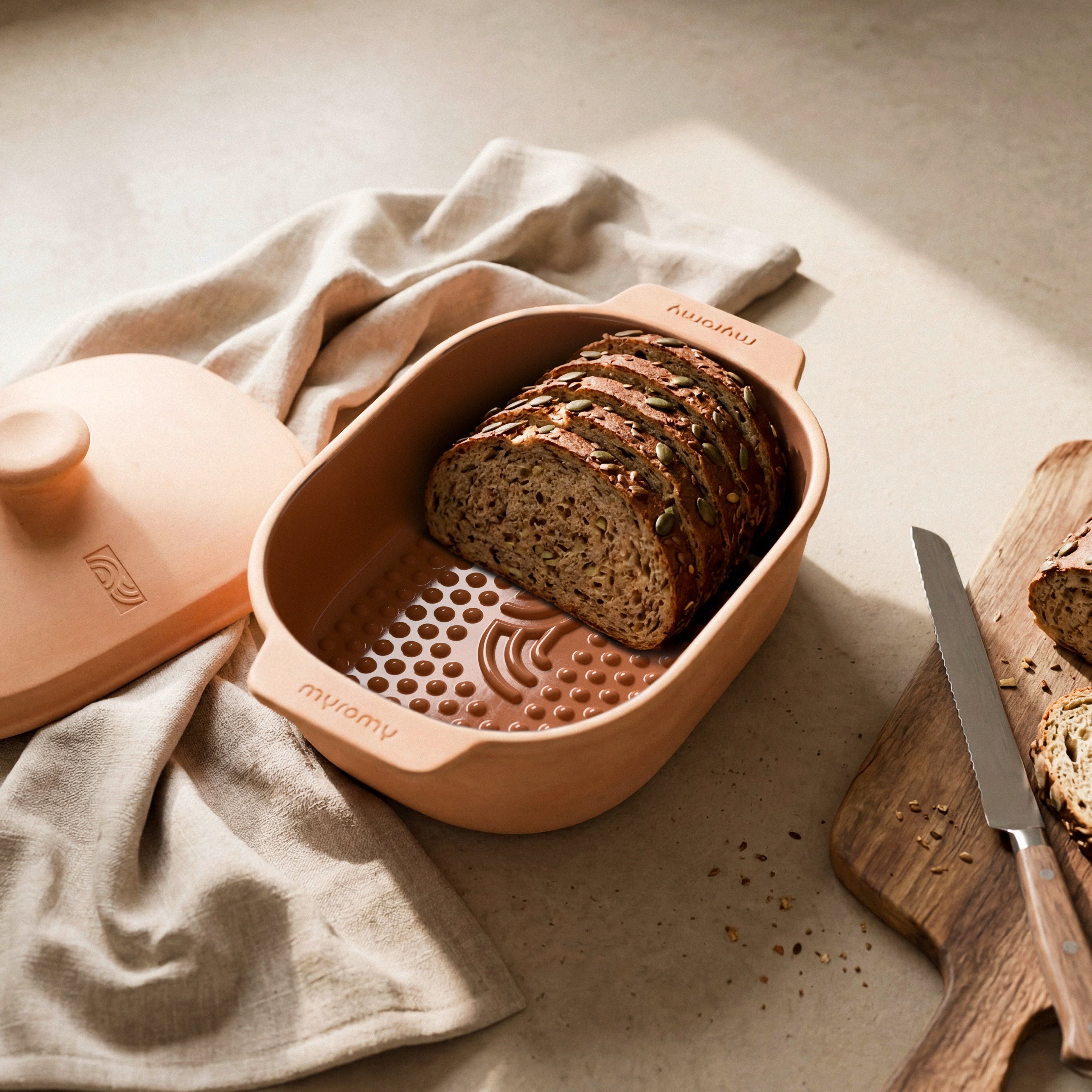 Angeschnittenes Körnerbrot im geöffneten myromy Brot-Frische-Topf Medium in der Signature Edition