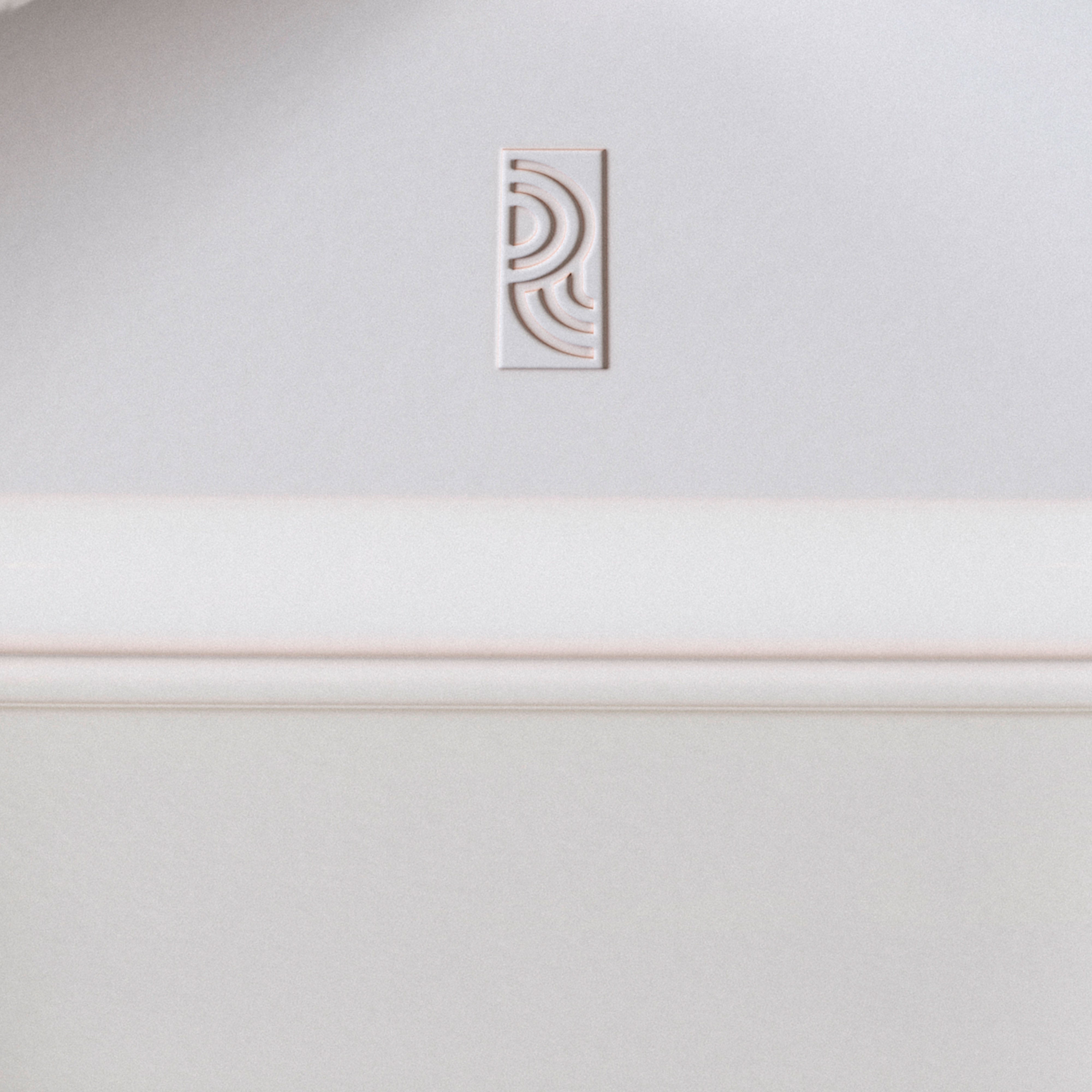 Detailaufnahme des eingeprägten myromy Logos auf dem weißen Deckel eines Keramik-Multi-Bräters
