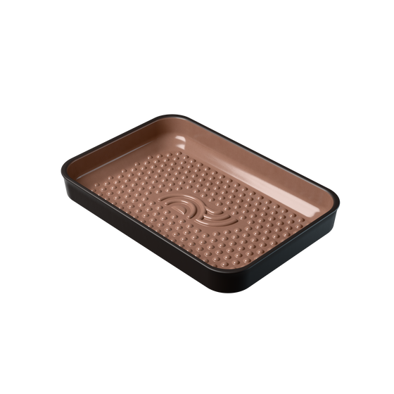 Schwarze myromy Plancha BBQ Grillplatte aus Keramik mit glasiertem Innenraum, Noppenboden und eingeprägtem Logo aus schräger Draufsicht