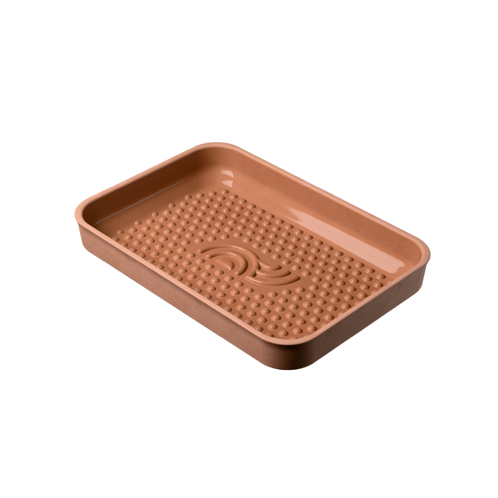 myromy Plancha BBQ als Keramik-Grillplatte mit glasiertem Noppenboden und eingeprägtem Logo aus schräger Draufsicht