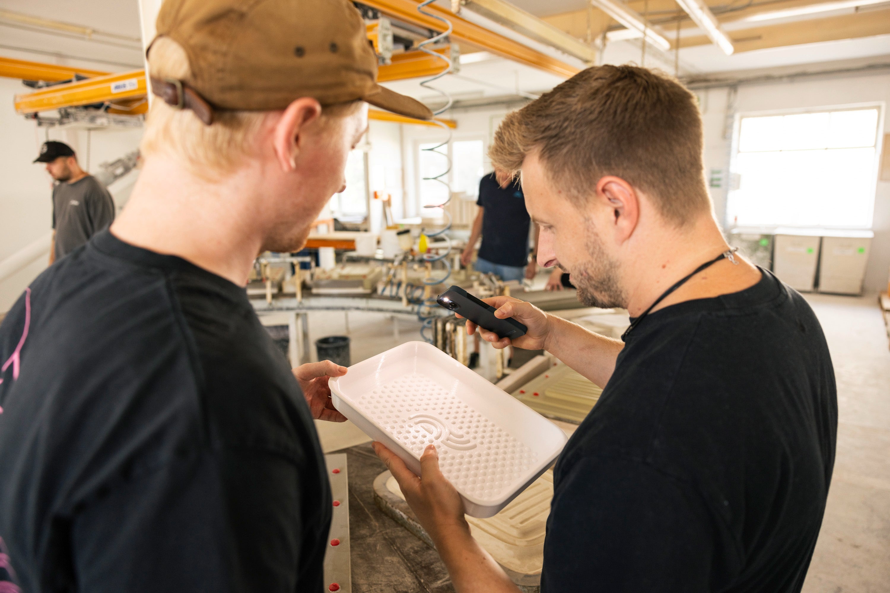 Mitarbeitende in der MR Manufaktur bei der Herstellung von myromy BBQ Bricks – Handarbeit und Qualität aus Deutschland, handgemacht mit Liebe im Kannenbäckerland.