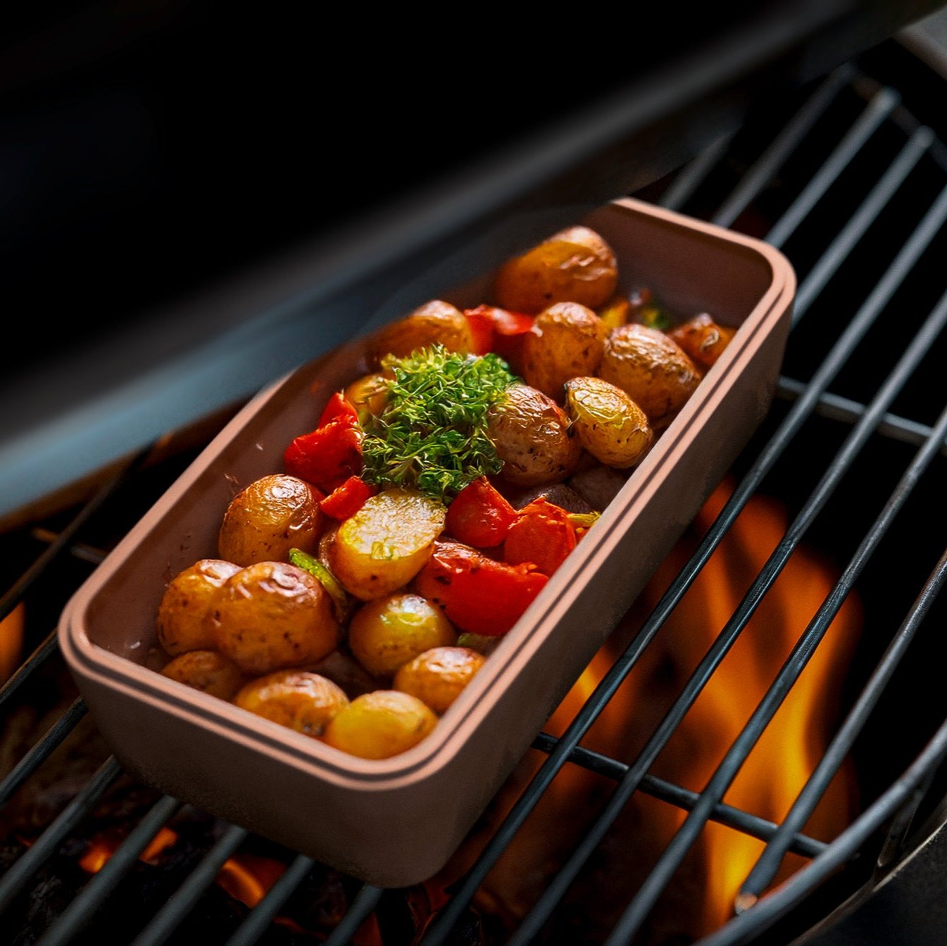 myromy BBQ Brick Mini Bräter auf Grillrost – gefüllt mit buntem Gemüse, direkt auf dem Grill gegart