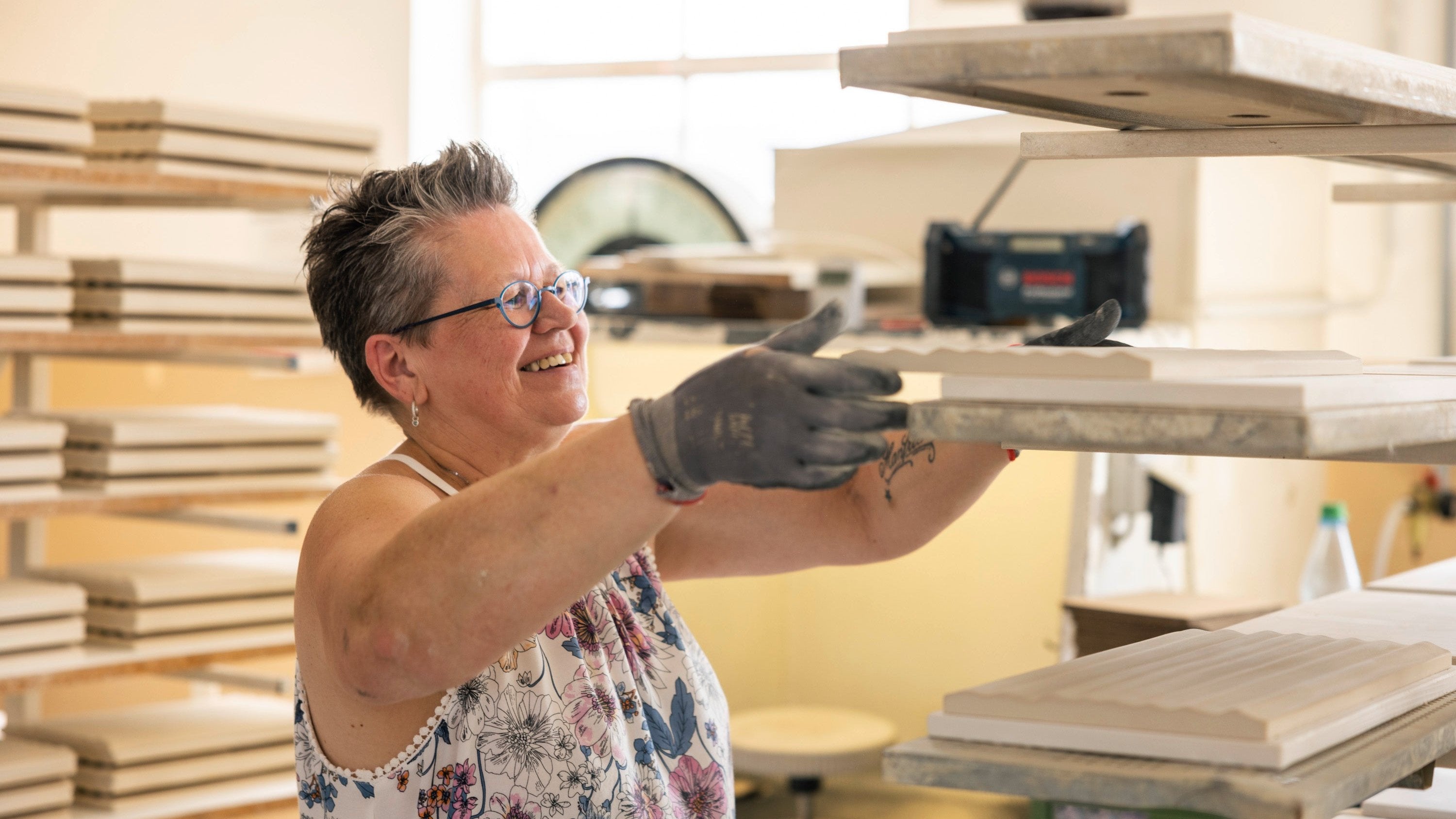 Lächelnde myromy Mitarbeiterin in der mr Manufaktur GmbH in Ransbach-Baumbach