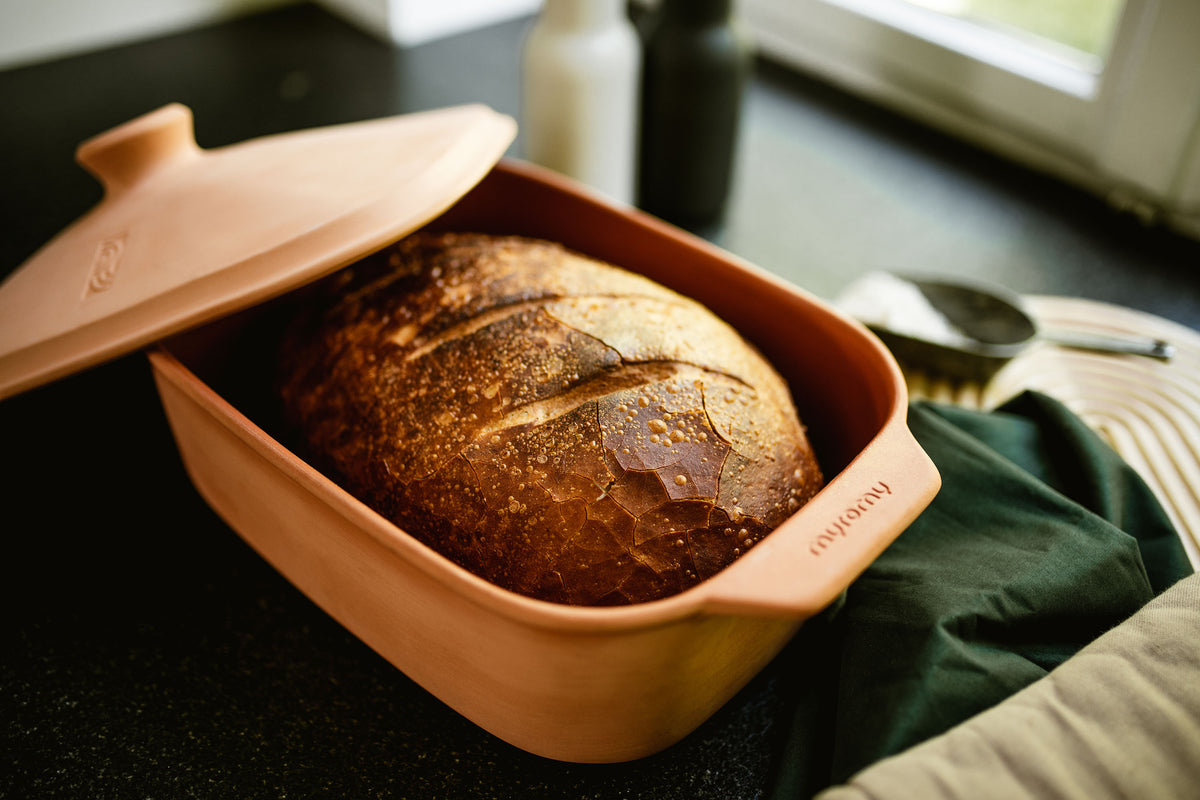 Brot backen im natürlichen Dampfraum: Mit dem Keramik Bräter von myromy entstehen ideale Krusten und weiche Krumen – wie in einem kleinen Steinbackofen