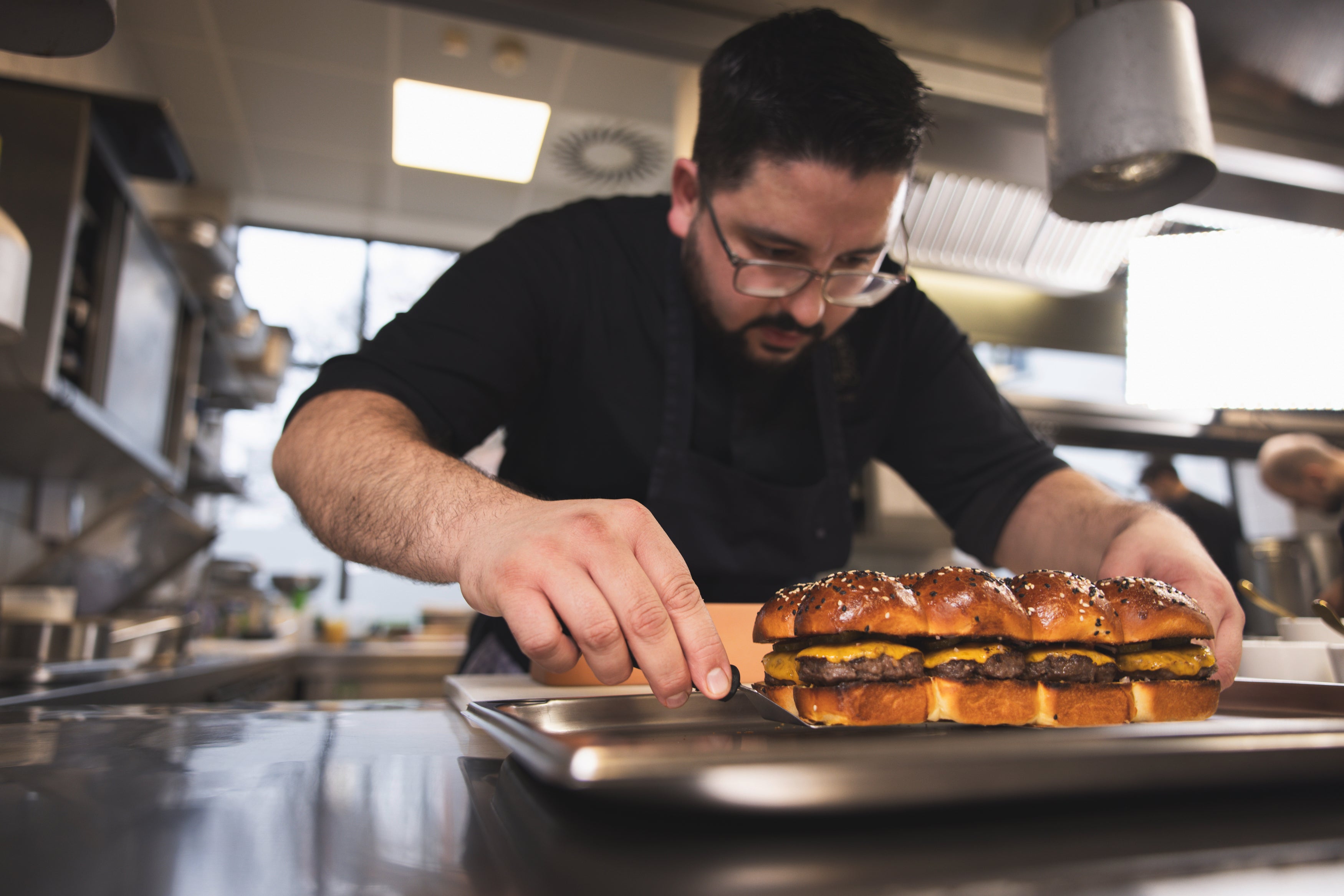 Einfach und schnell zubereitet im myromy BBQ Brick: Köstliche Burger-Sliders – perfekt serviert.