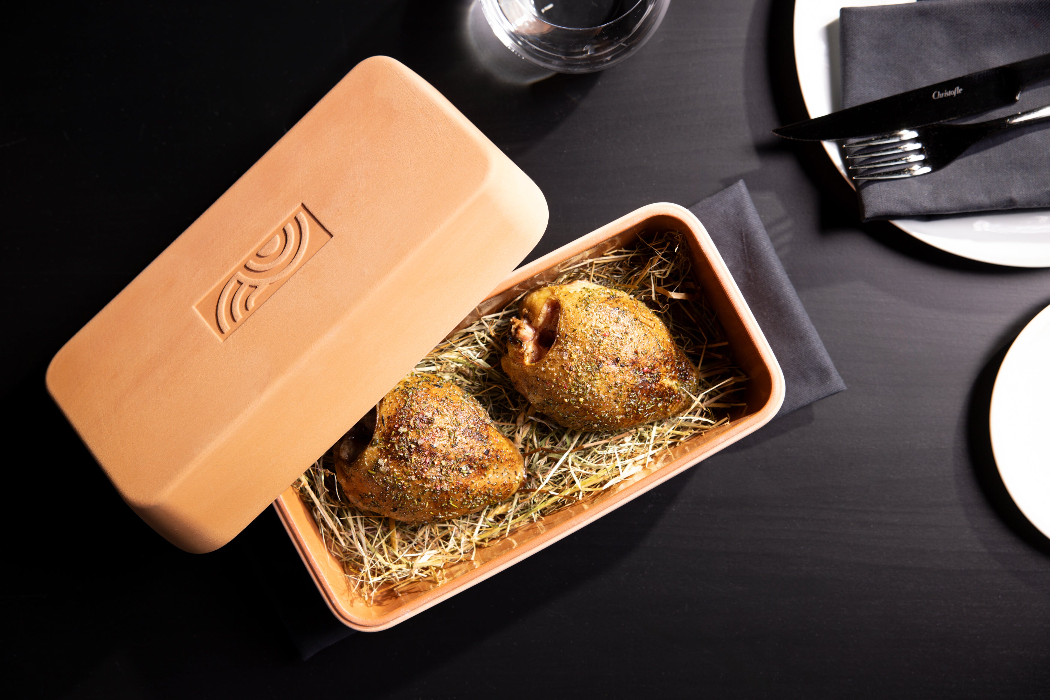 Ob Sterneküche oder Meal-Prepping: Mit dem myromy BBQ Brick gelingt jedes Gericht. Wie hier: Die Taube auf Heu.