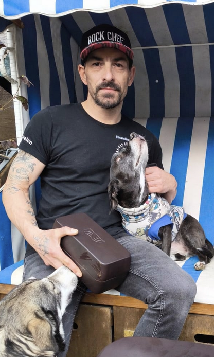 Influencer mit Hund und myromy Brick backstein für dein Grill