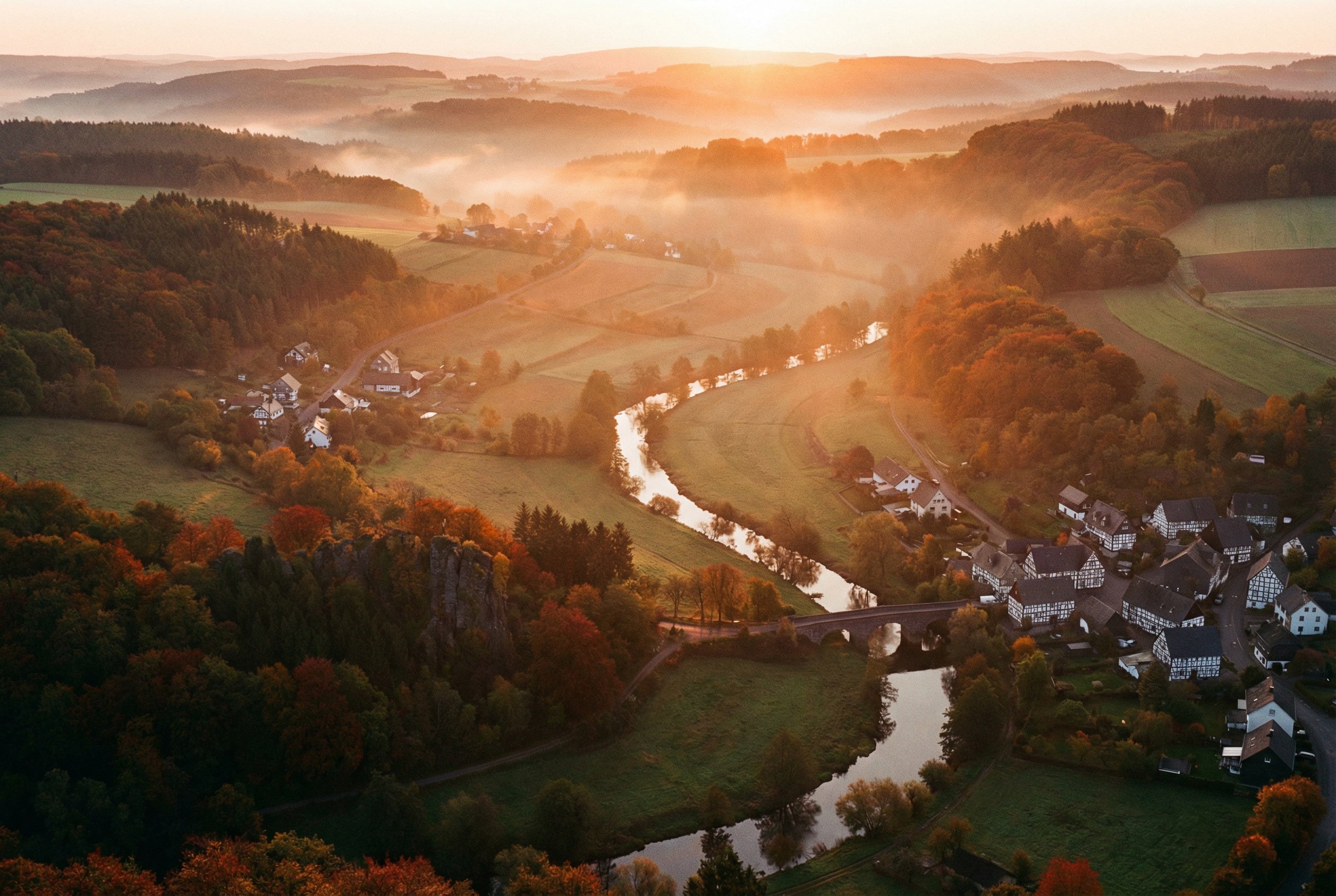 Herbstliche Landschaft im Westerwald mit Flusstal, Fachwerkdorf und Sonnenaufgang als Herkunftsregion der myromy Keramikprodukte