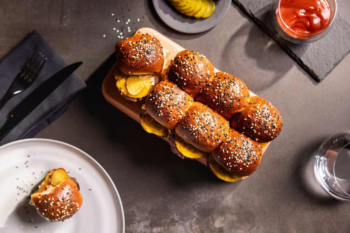 Mini-Burger im myromy Brick BBQ als kleiner Keramiktopf für Grill, Ofen und Fingerfood