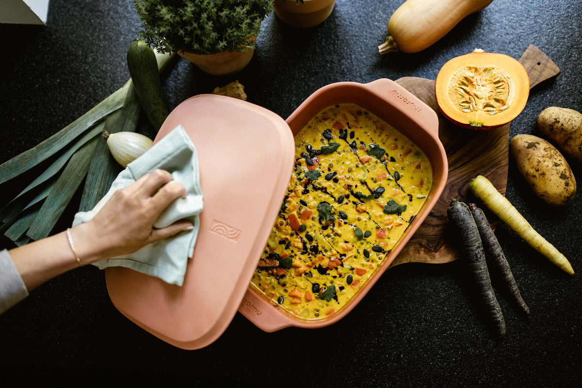 Kürbis-Eintopf mit Linsen im myromy Keramikbräter mit Deckel, verwendet als Schmortopf für den Backofen mit Kürbis, Kartoffeln und weiterem Gemüse