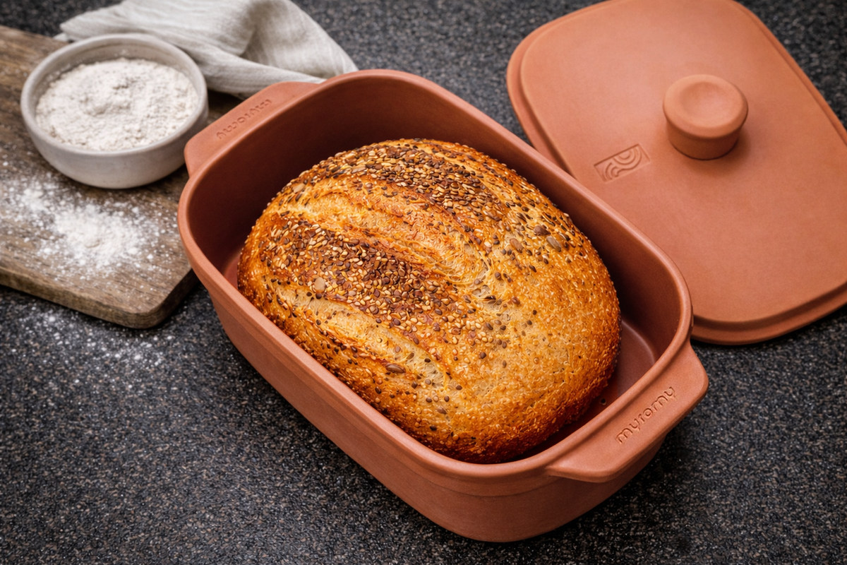 Frisch gebackenes Leinsamenbrot im myromy Brotbacktopf aus Keramik mit Deckel, geeignet für Brotbacken im Keramiktopf