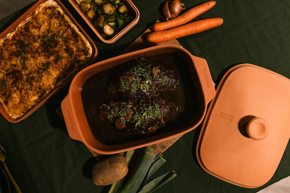 Rinderbraten mit Kartoffelgratin, Spitzkohl und Rosenkohl zubereitet im myromy Naturton Keramikbräte