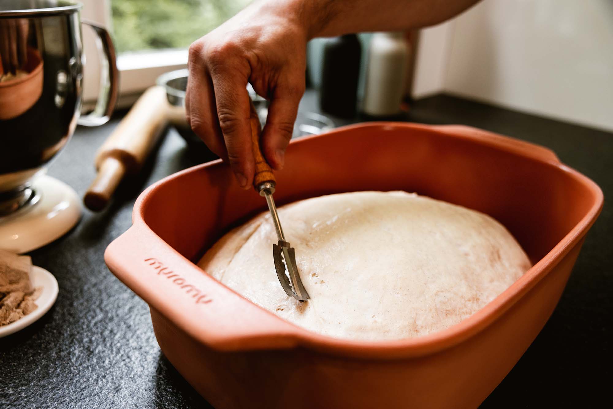 Frisch gebackenes Brot im Keramikbräter von myromy – mit kräftiger Kruste und feuchter Krume durch optimale Dampfentwicklung