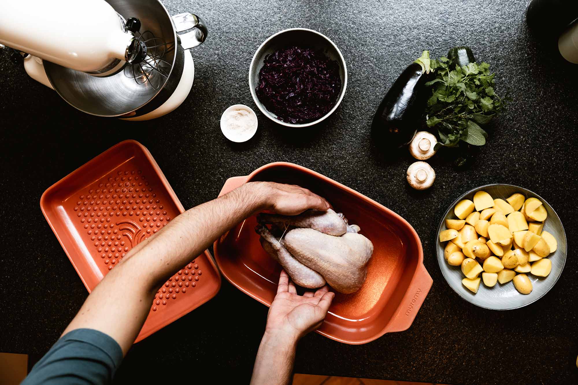 Keramik Bräter im Vergleich zu Gusseisen mit viel gleichmäßigeren Wärmeverteilung und leichter Reinigung – absolut frei von Schadstoffen.