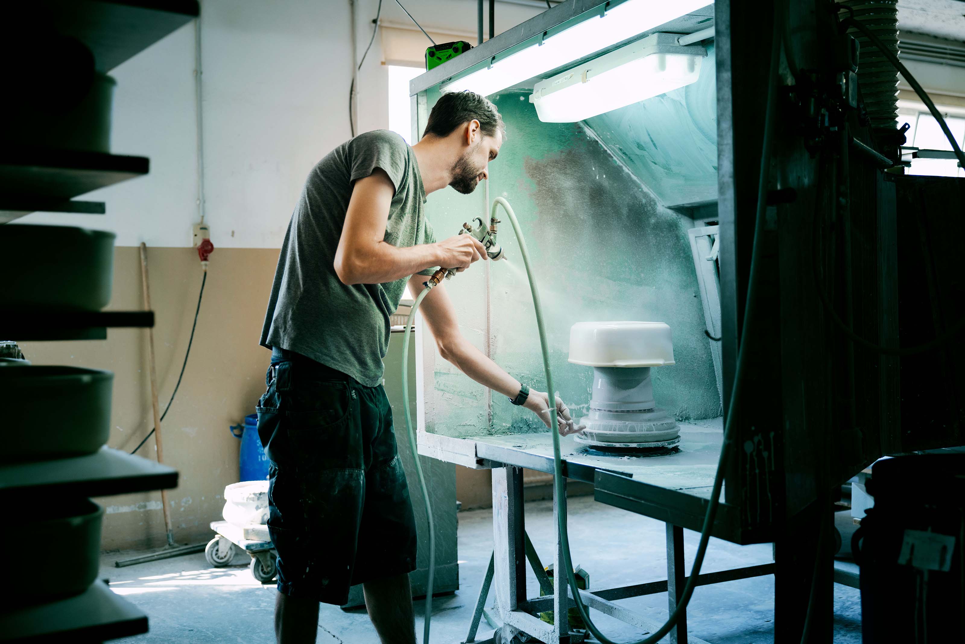 Mitarbeiter bei der handwerklichen Veredelung eines myromy Keramikprodukts in der Produktion in Deutschland