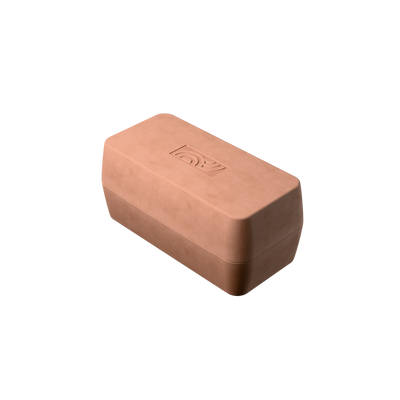 Geschlossener myromy Brick BBQ Backstein aus Keramik mit eingeprägtem Logo aus schräger Perspektive