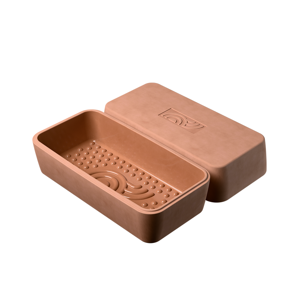 Geöffneter myromy Brick BBQ Backstein aus Keramik mit glasiertem Noppenboden und separat danebenliegendem Deckel