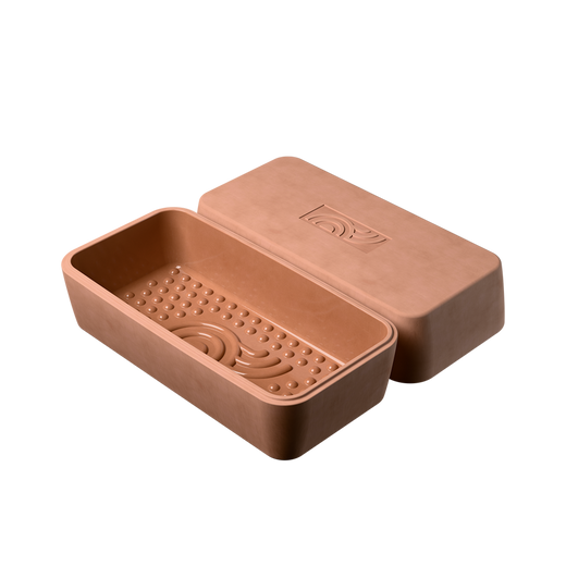 Geöffneter myromy Brick BBQ Backstein aus Keramik mit glasiertem Noppenboden und separat danebenliegendem Deckel