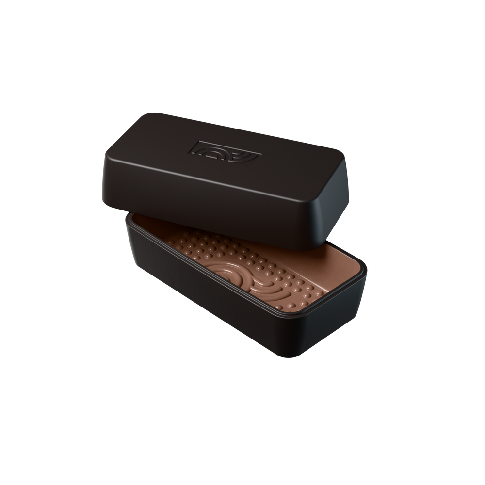 Geöffneter schwarzer myromy Brick BBQ Backstein als Mini-Bräter aus Keramik mit abgehobenem Deckel und glasiertem Innenraum mit Noppen