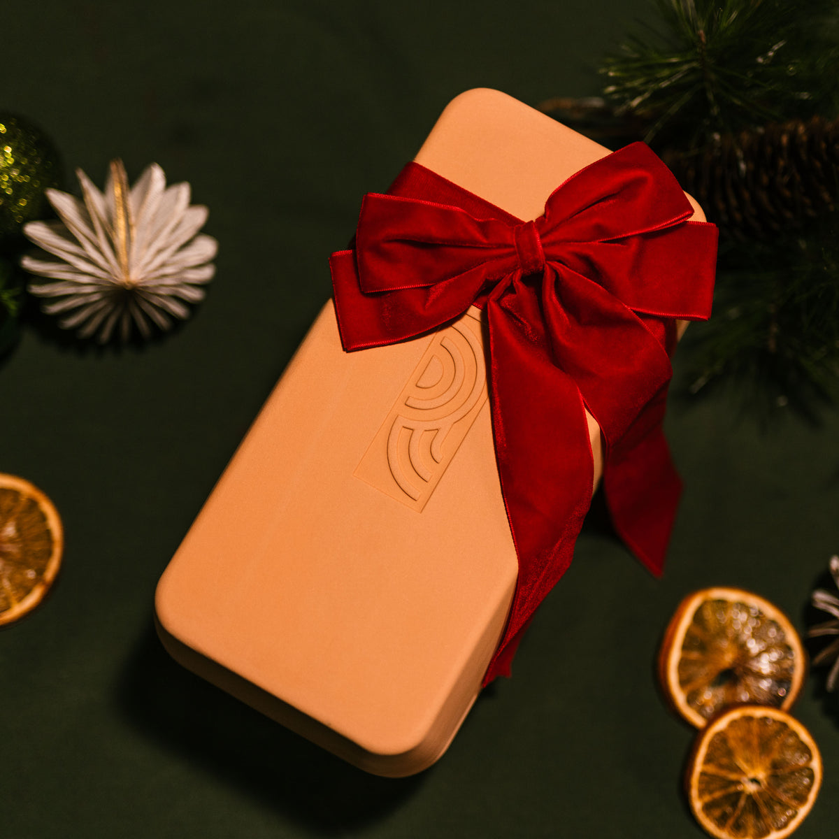 myromy Brick BBQ als Keramik-Backstein mit roter Schleife als Weihnachtsgeschenk dekoriert