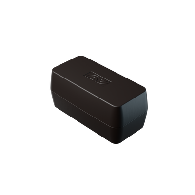 Geschlossener schwarzer myromy Brick Classic Backstein als Mini-Bräter aus Keramik mit eingeprägtem Logo aus schräger Perspektive