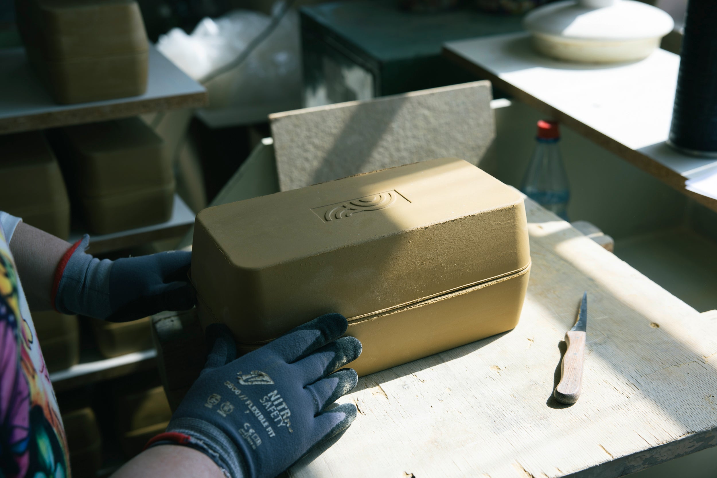 myromy Brick als Keramik-Backstein während der handwerklichen Nachbearbeitung in der Produktion in Deutschland