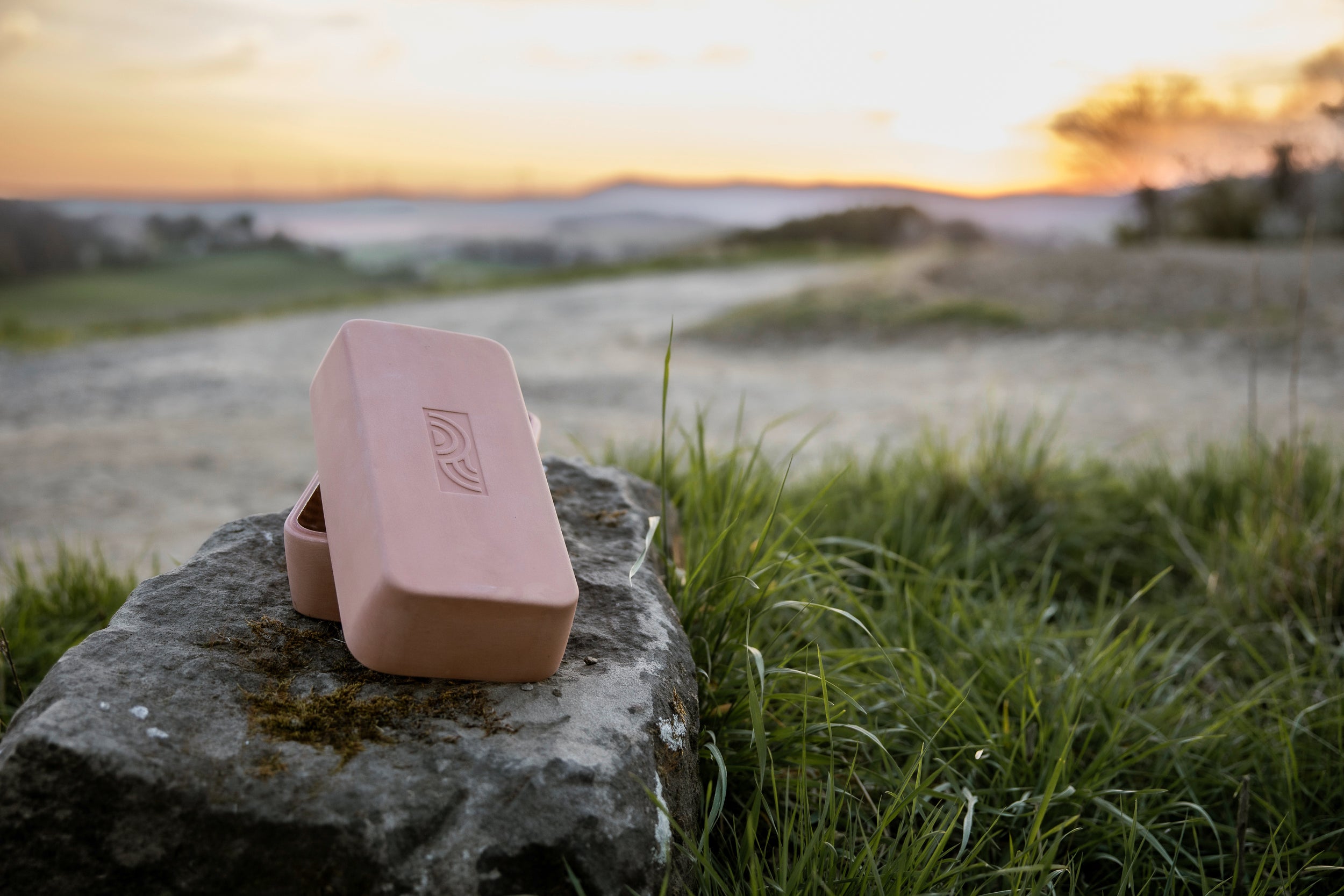 Zurück am Standort Deutschland: der myromy BBQ Brick Backstein als kleiner Bräter mit praktischen 2-in-1 Funktionen für Backofen und Grill sowie das offene Feuer. 