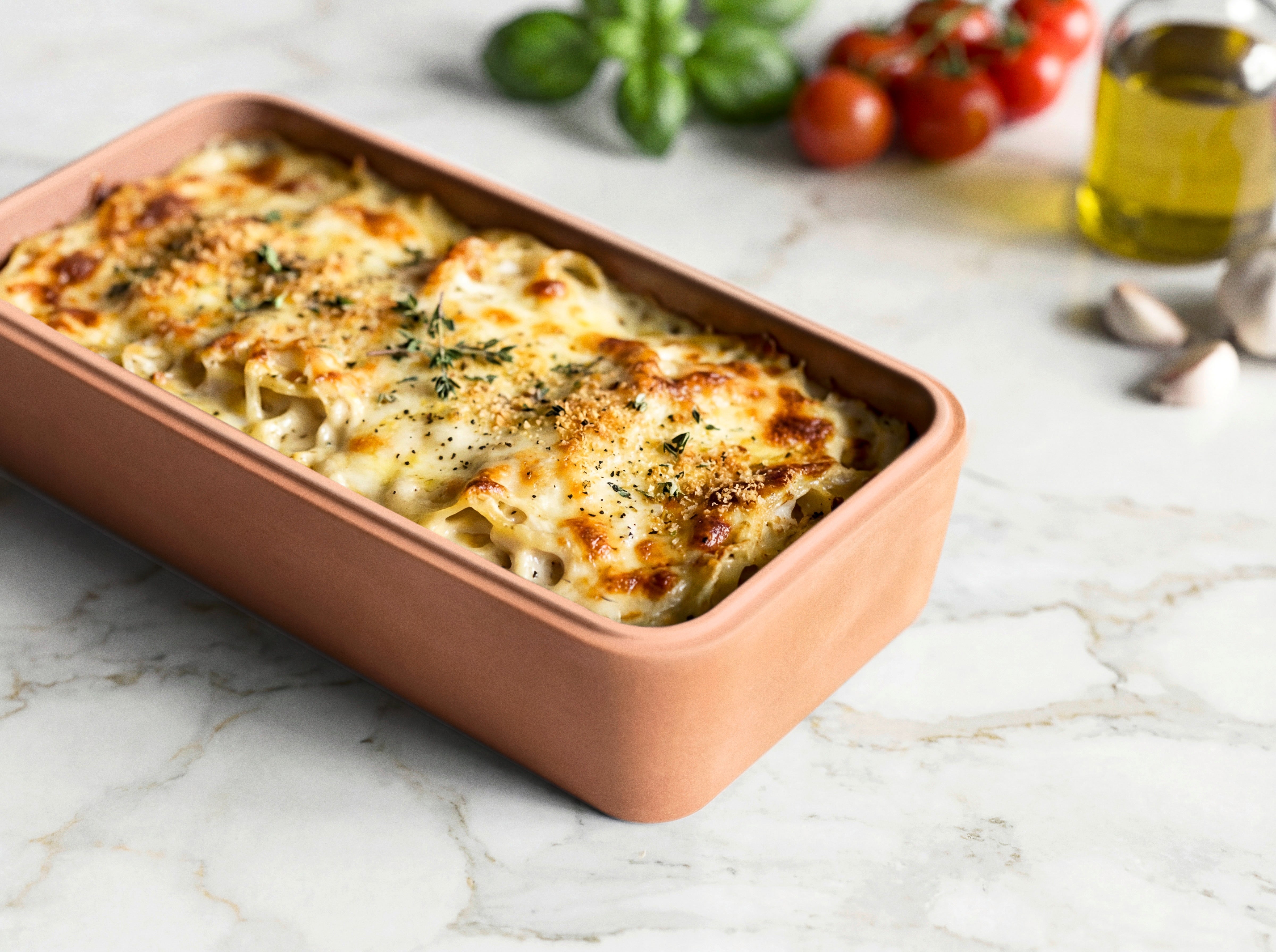 Überbackenes Gratin in der myromy Brick Signature Keramik-Auflaufform