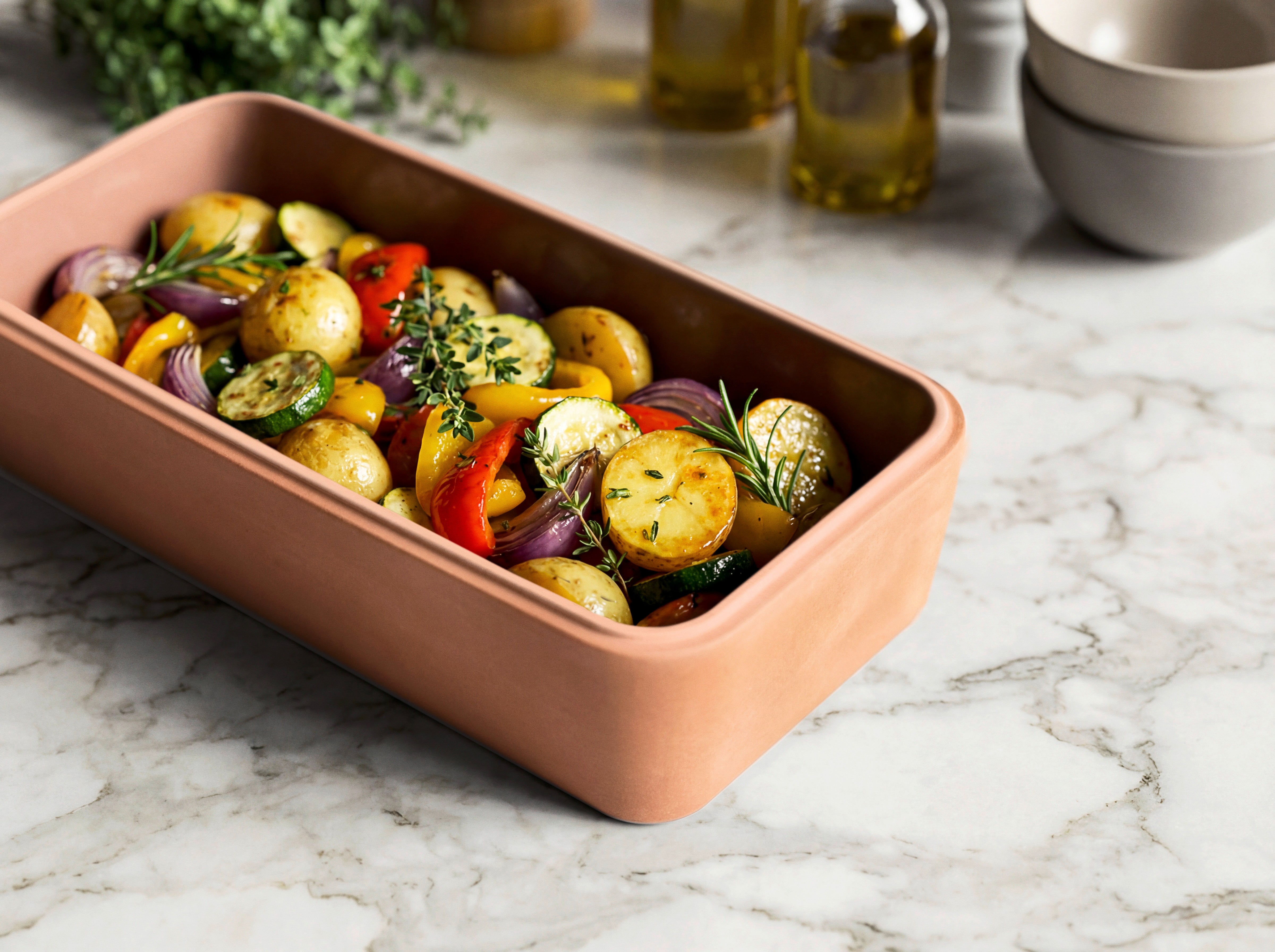 Ofengemüse mit Kartoffeln, Paprika, Zucchini, roten Zwiebeln und Kräutern im myromy Brick in der Signature Edition