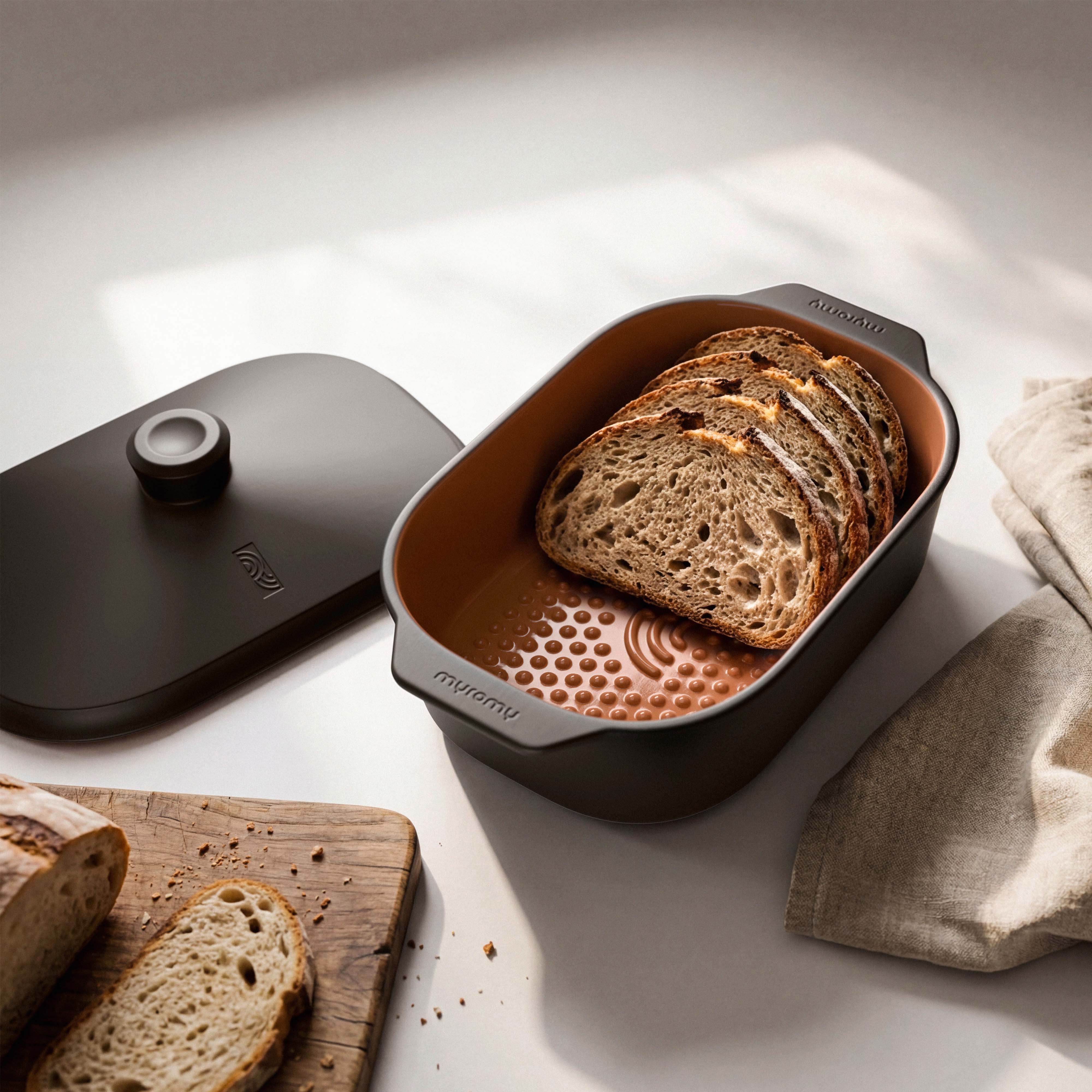 Schwarzer myromy Brot-Frische-Topf als Keramik-Brottopf und Brotkasten mit geschnittenem Brot, glasiertem Noppenboden und danebenliegendem Deckel