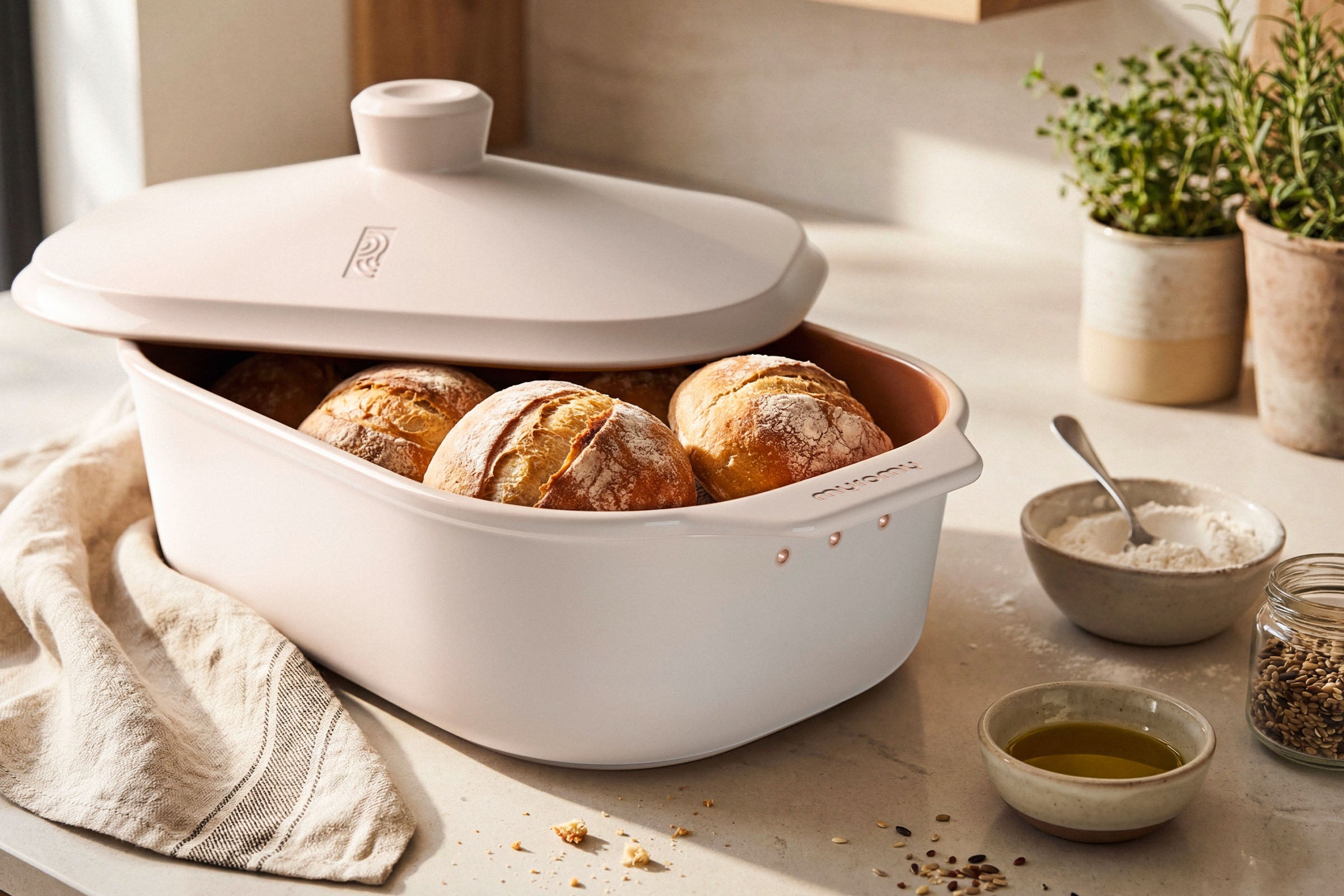 Weißer myromy Brot-Frische-Topf als Keramik-Brottopf und Brotkasten mit frischen Brötchen, aufgelegtem Deckel und seitlichen Luftlöchern