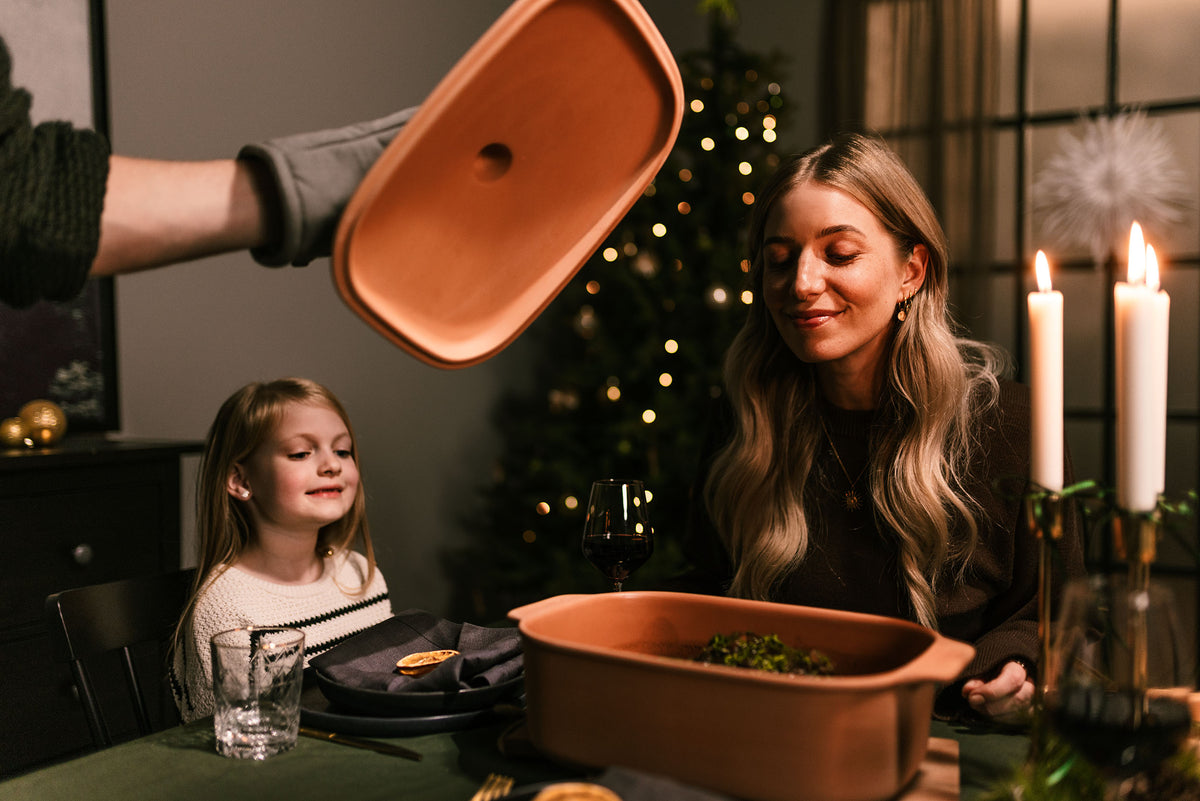 myromy Keramik-Bräter als Schmortopf aus Keramik beim gemeinsamen Weihnachtsessen mit Familie am gedeckten Tisch