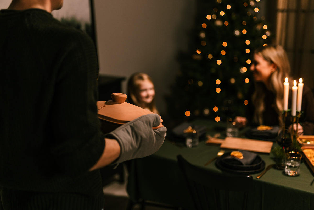myromy Keramik-Bräter als Schmortopf aus Keramik wird beim festlichen Weihnachtsessen am gedeckten Tisch serviert