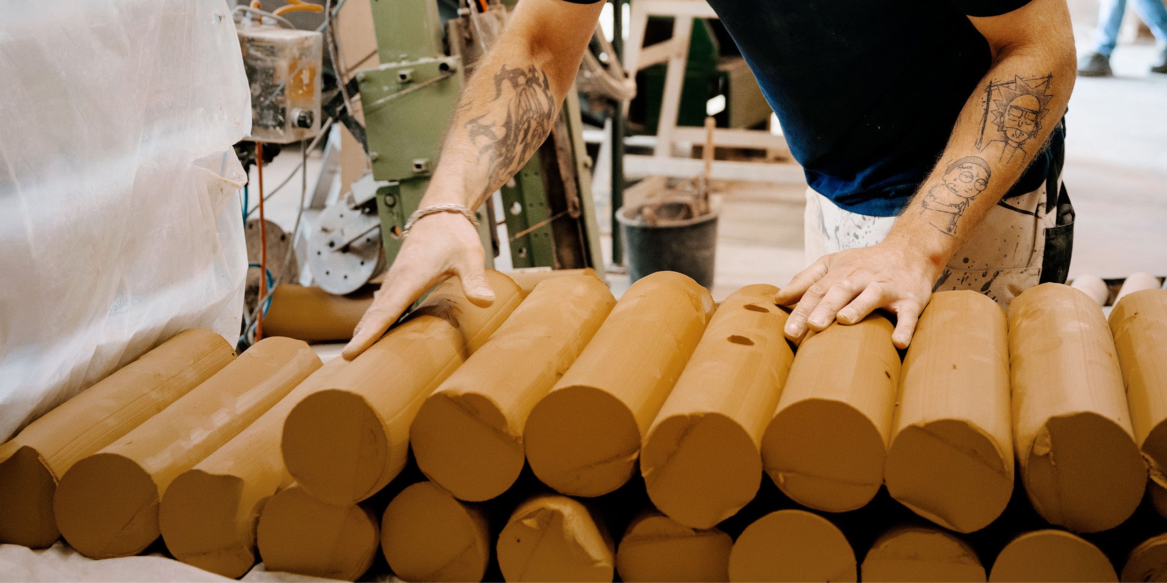 Mitarbeiter prüft und sortiert Tonrohlinge für die Herstellung von myromy Keramikprodukten in der Manufaktur