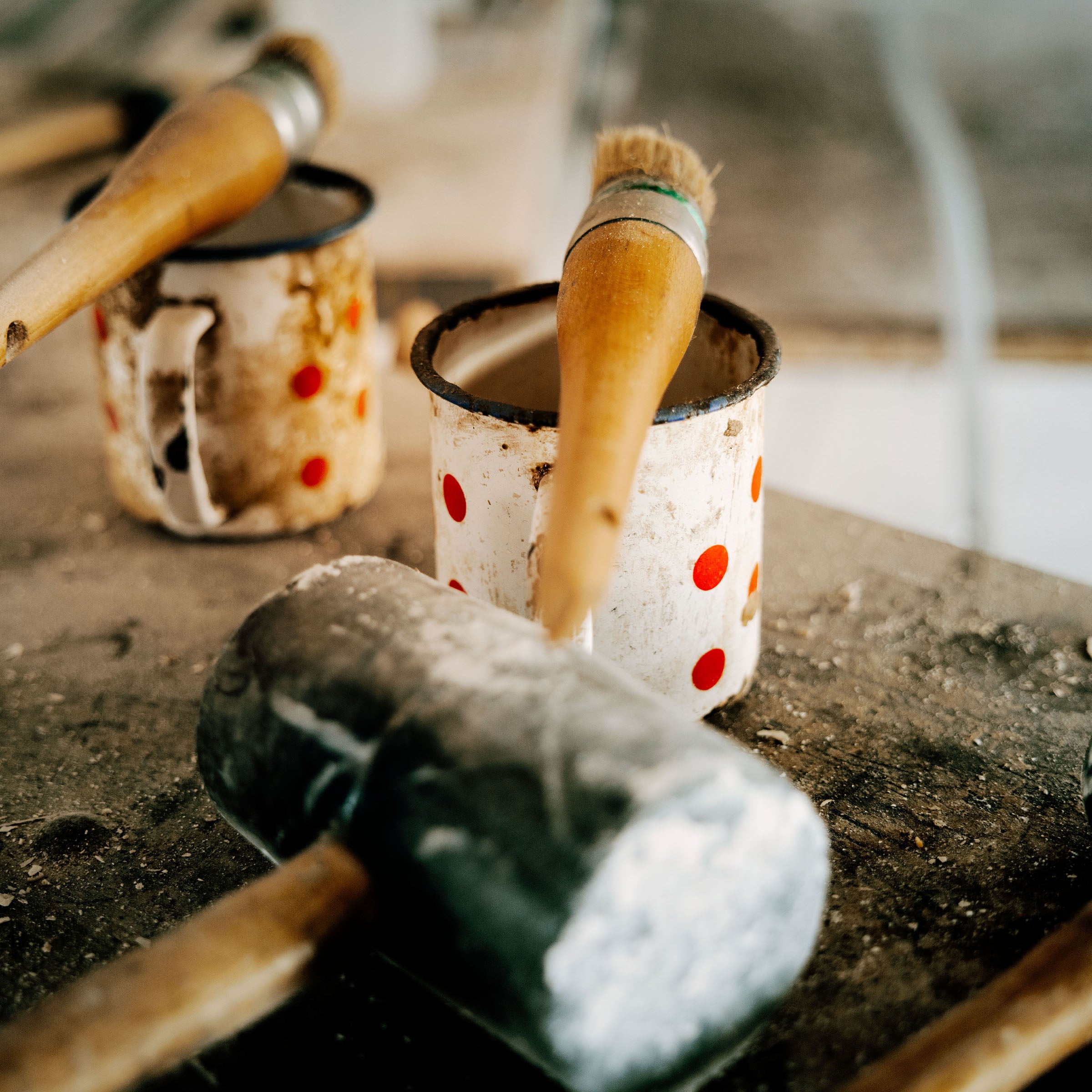 Pinsel und Werkzeuge an einem Arbeitsplatz in der myromy Keramikmanufaktur für die handwerkliche Herstellung der Produkte
