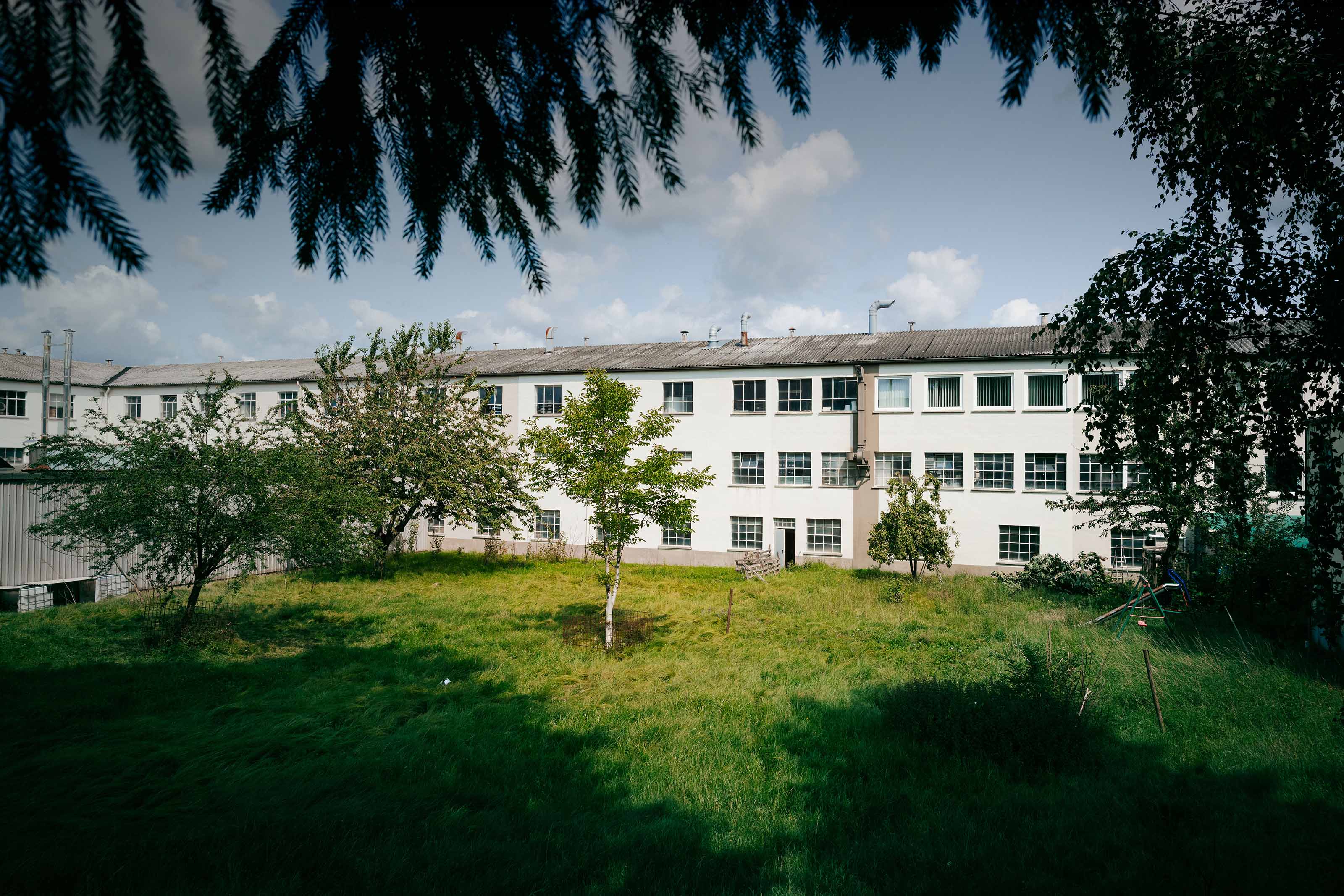 Außenansicht der myromy Keramik-Manufaktur im Westerwald als Produktionsstandort für Kochgeschirr aus Keramik Made in Germany