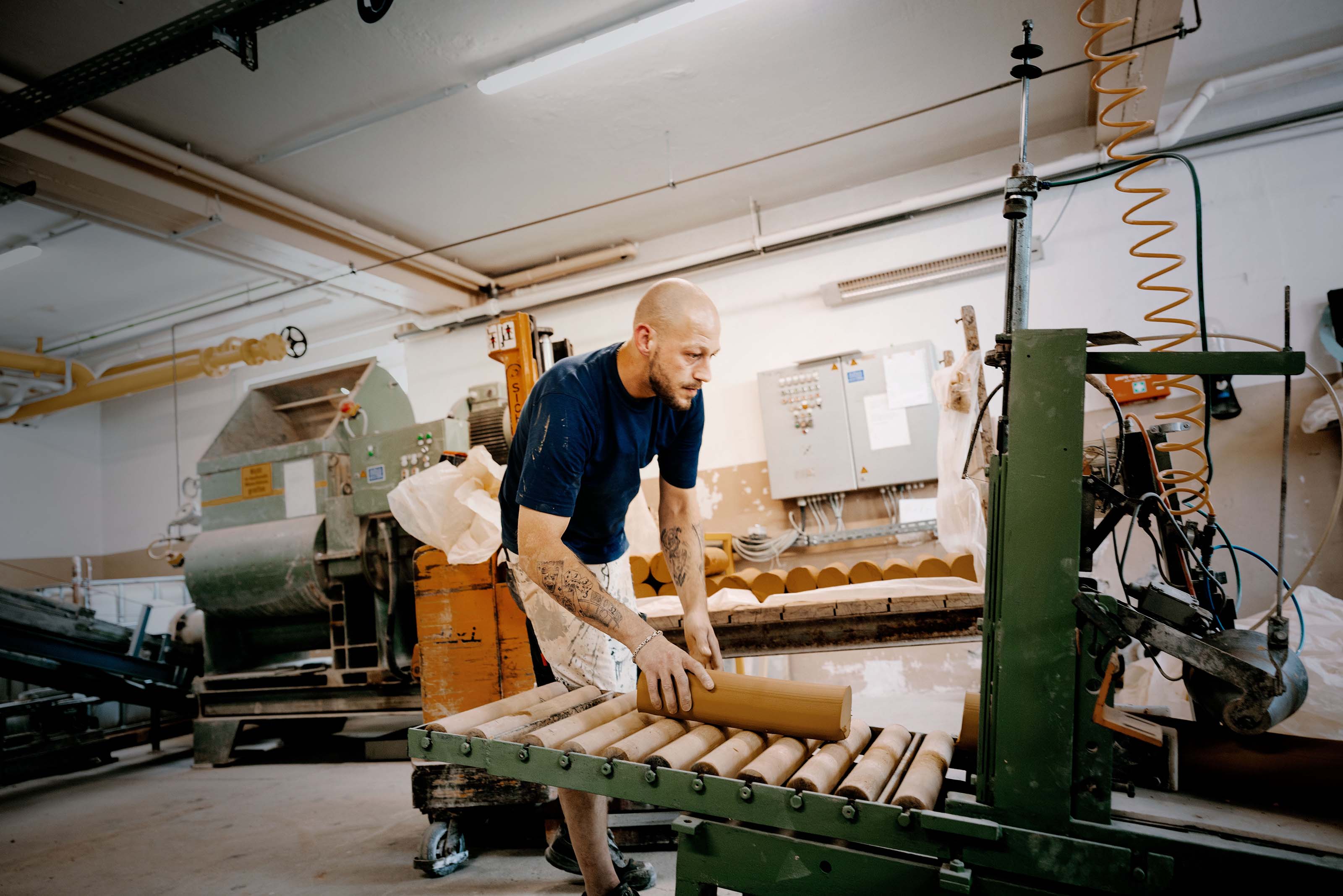 Mitarbeiter bei der Verarbeitung von Ton für myromy Keramikprodukte in der Produktion in Deutschland