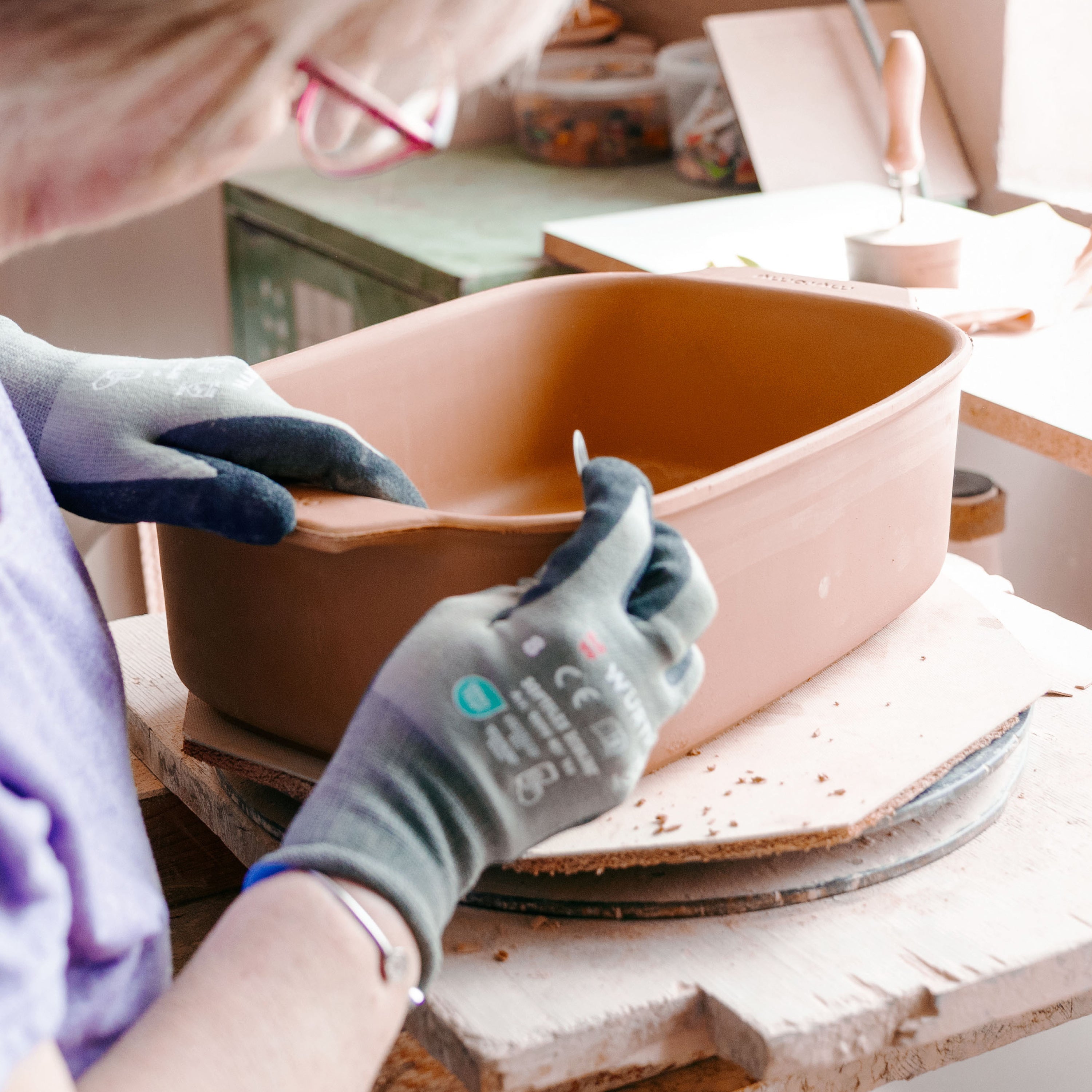 Handwerkliche Bearbeitung eines myromy Multi-Bräters und einer Brotbackform 3,5 L Medium in der Manufaktur