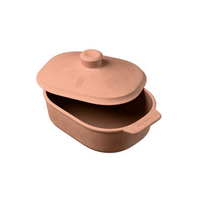 Geöffneter myromy Multi-Bräter und Brotbackform 3,5 L Medium in der Signature Edition mit angehobenem Deckel aus schräger Perspektive