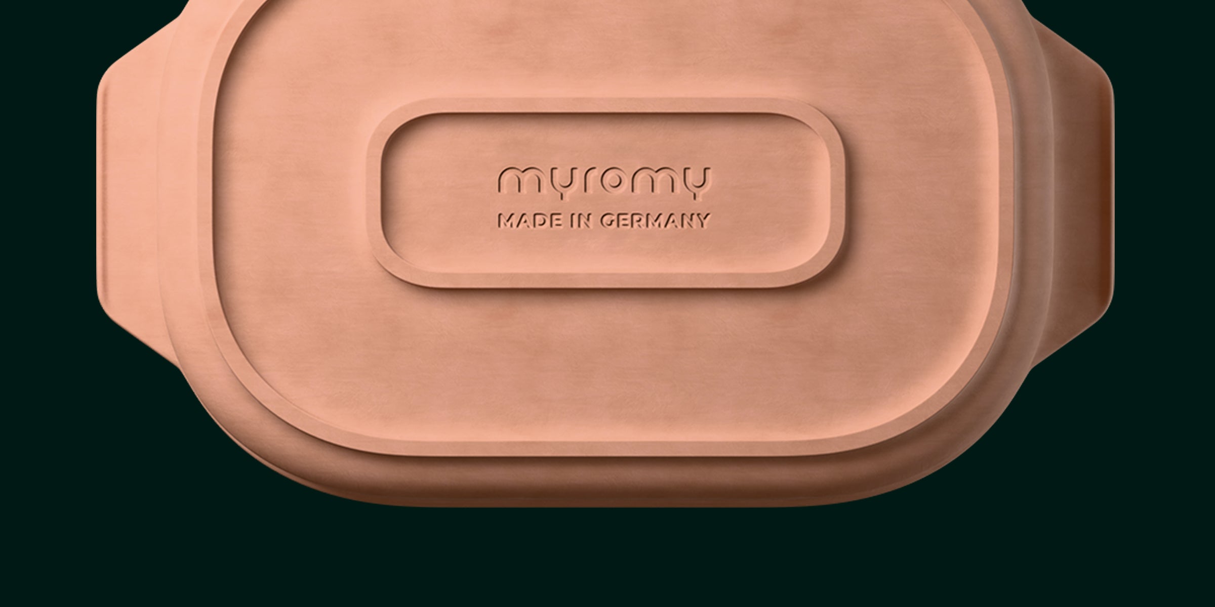 Unterseite des myromy Multi-Bräters als Keramik-Brotbackform und Brottopf mit eingeprägtem myromy Logo und Made in Germany