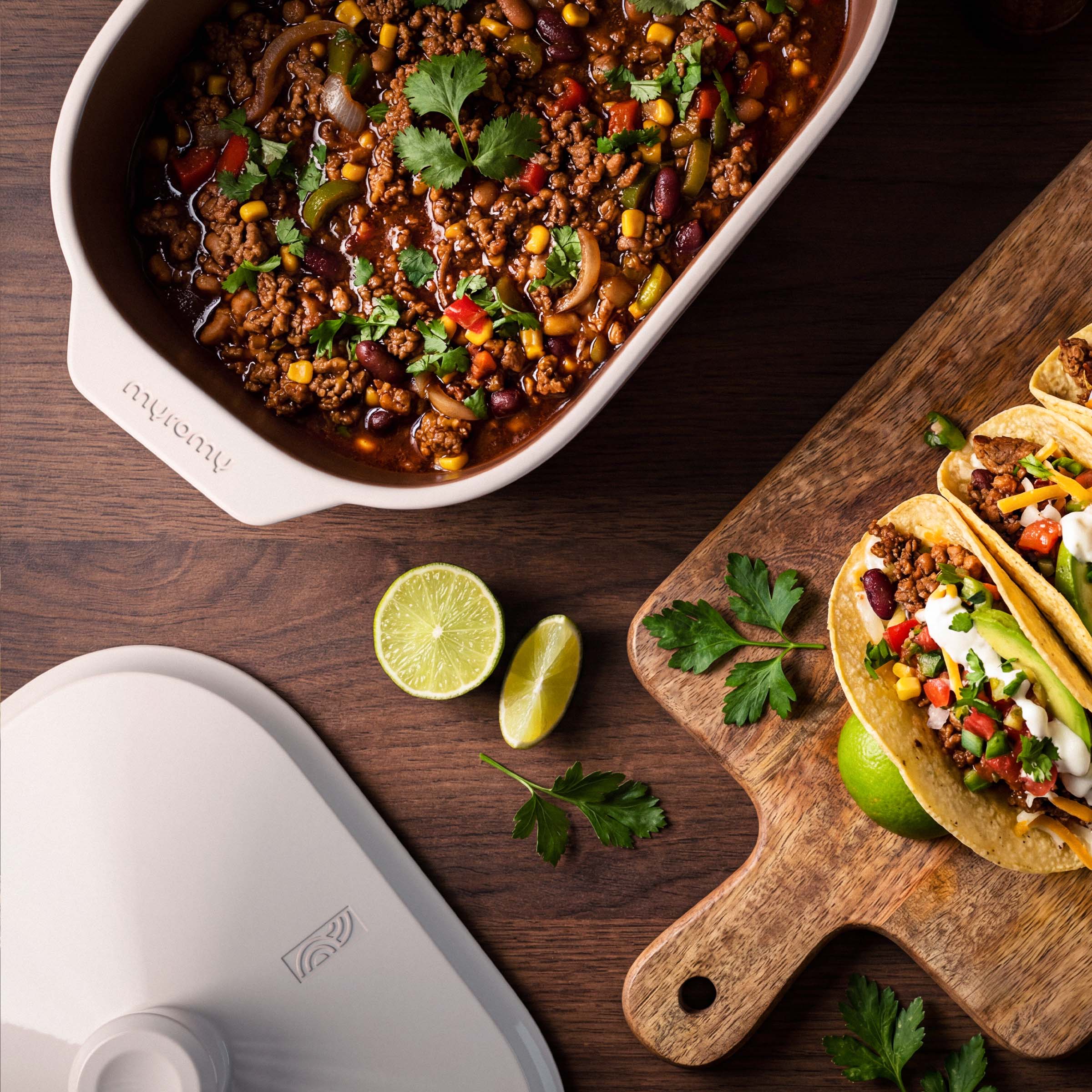 Chili mit Hackfleisch, Bohnen und Mais im weißen myromy Multi-Bräter als Keramik-Brotbackform und Keramik-Topf, daneben gefüllte Tacos