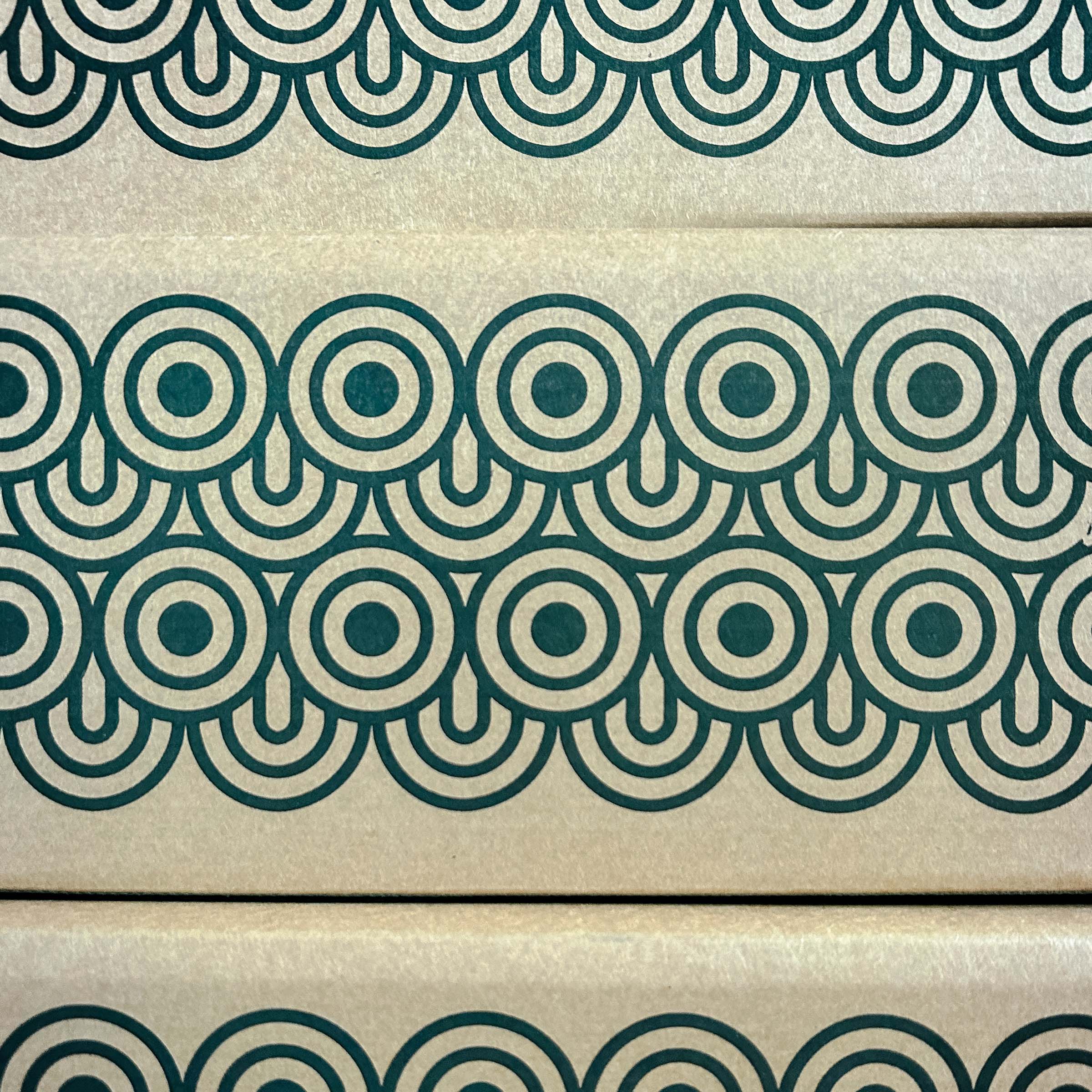 Detailaufnahme der gemusterten myromy Kartonverpackungen aus plastikfreien und recyclinggerechten Materialien