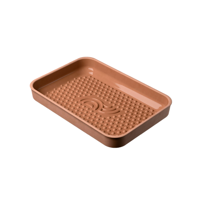 myromy Plancha BBQ als Keramik-Grillplatte mit glasiertem Noppenboden und eingeprägtem Logo aus schräger Draufsicht